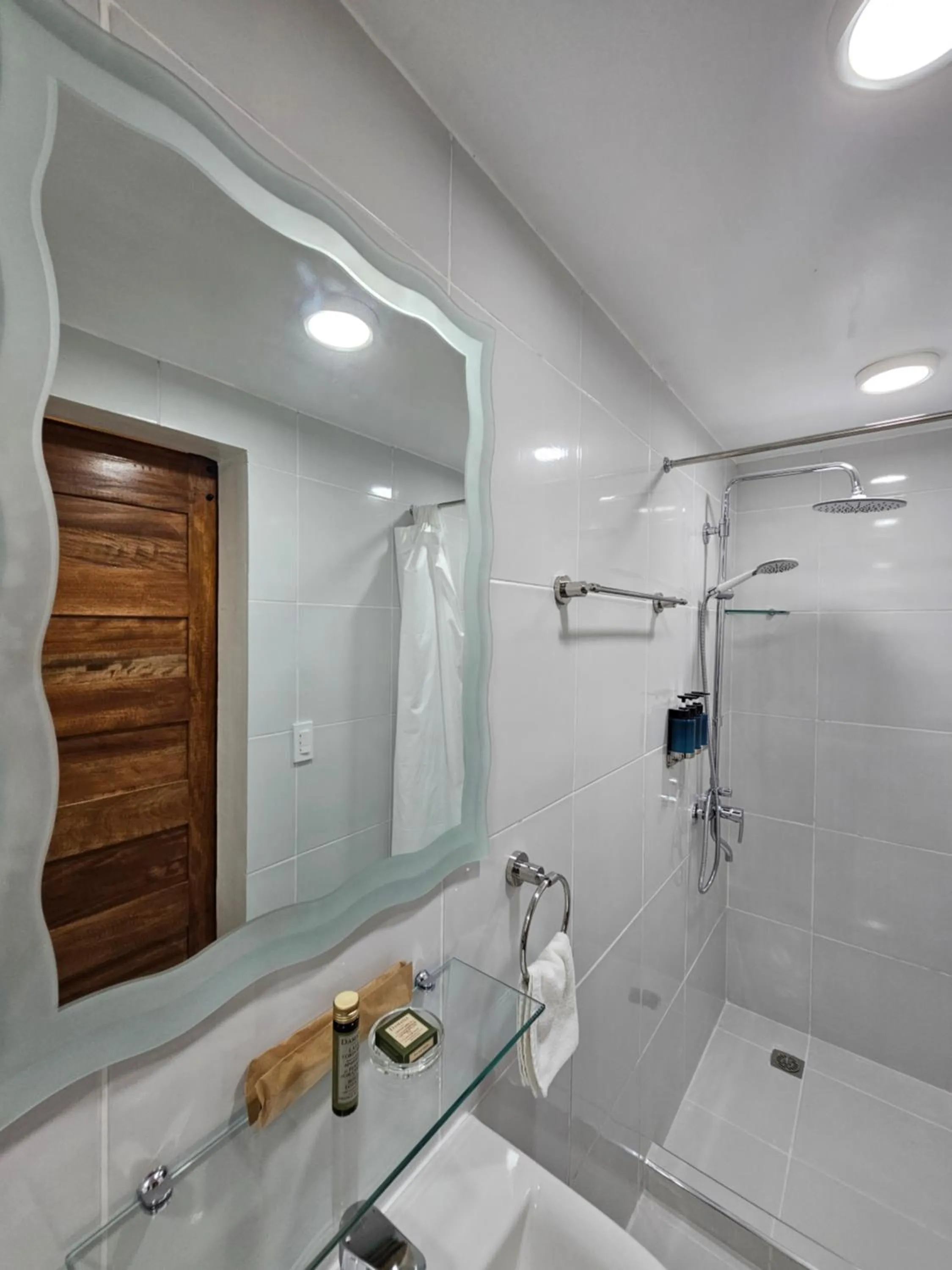 Shower in Edgewater Dive & Spa Resort