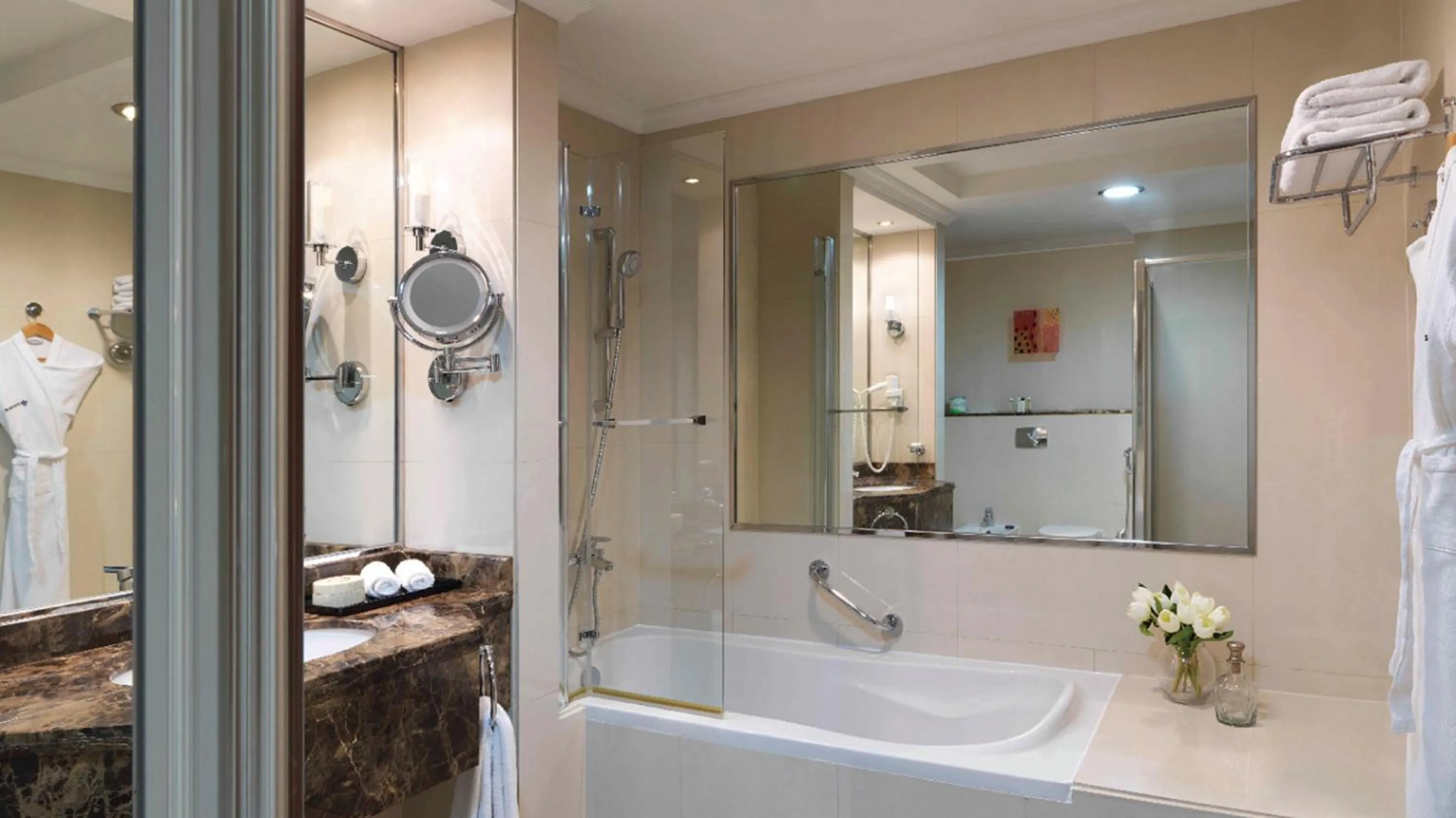 Bathroom in Park Regis Kris Kin Hotel