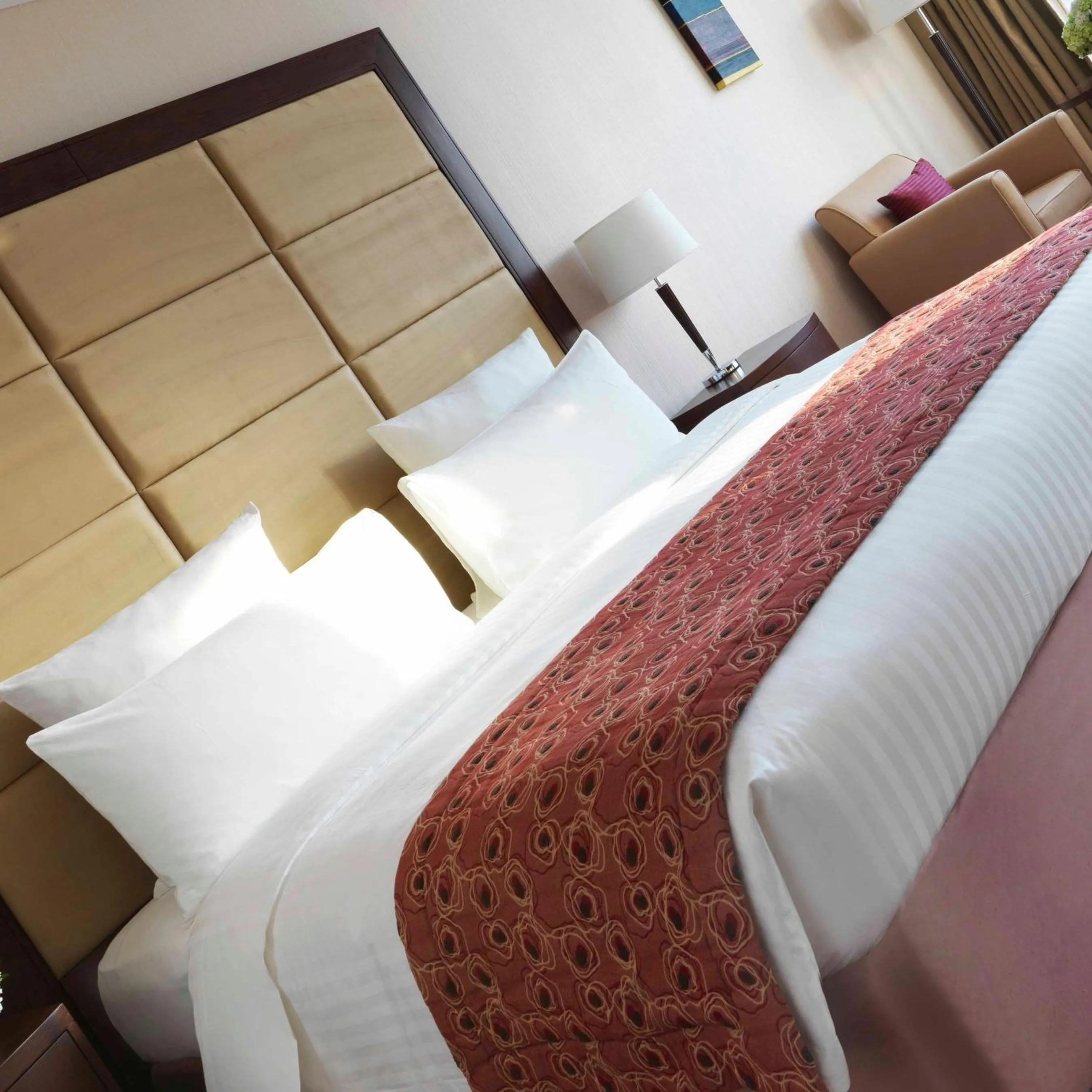 Bed in Park Regis Kris Kin Hotel