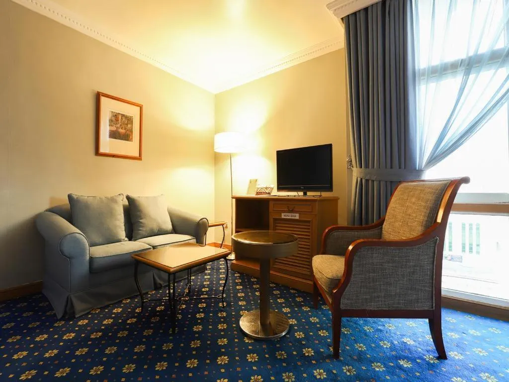 Living room in City Plaza Hotel