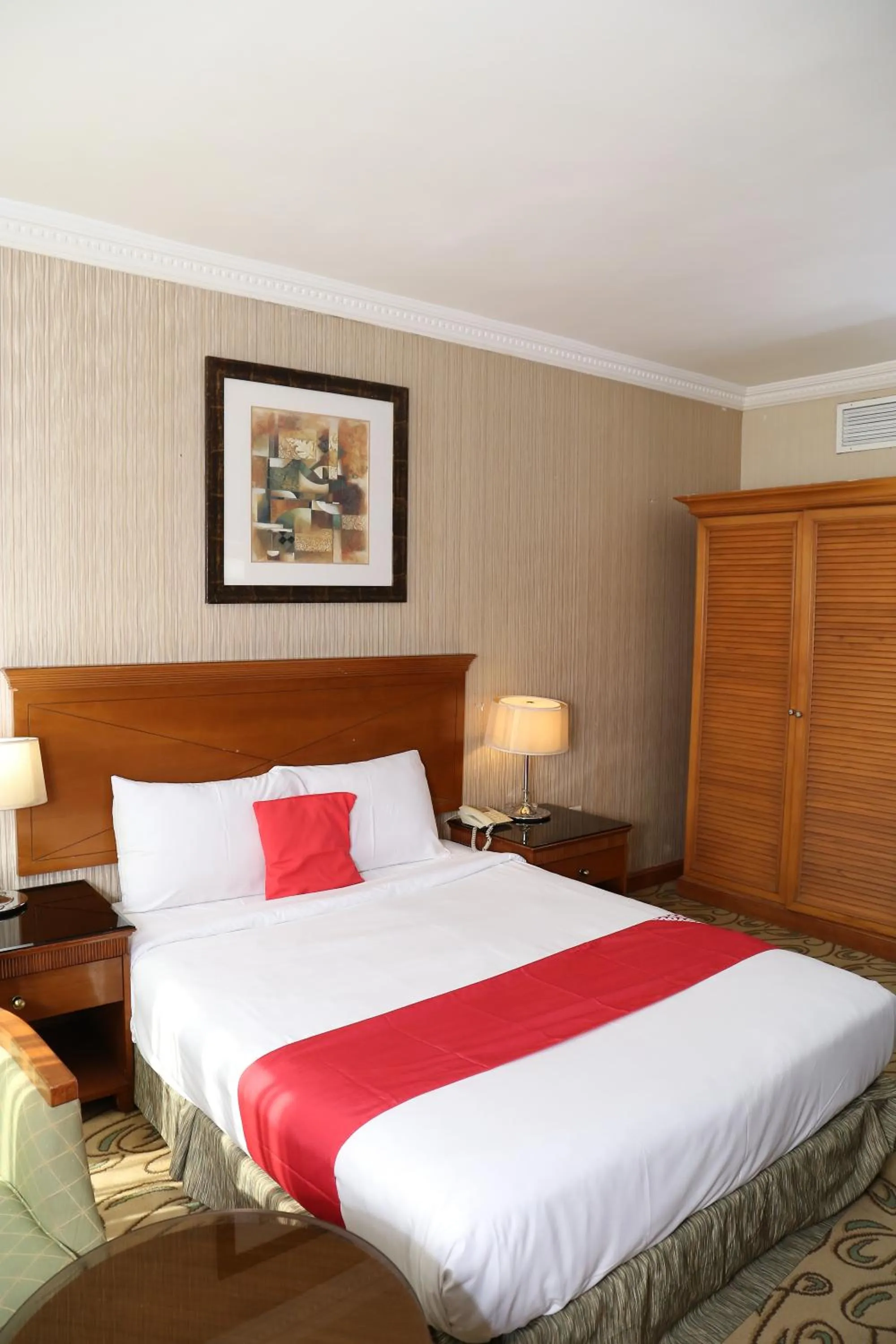 Bedroom, Bed in City Plaza Hotel