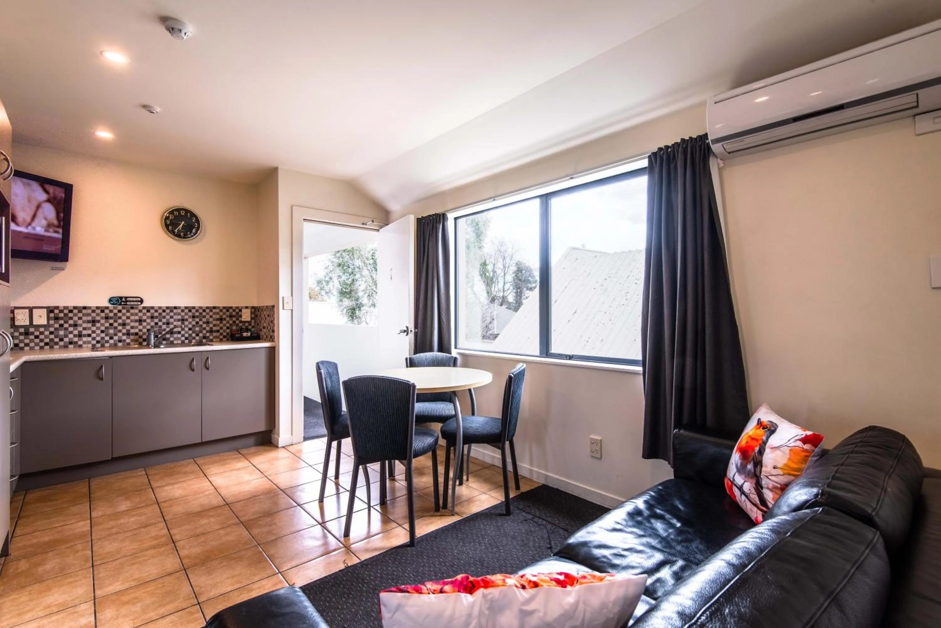 TV and multimedia in 298 Westside Motor Lodge