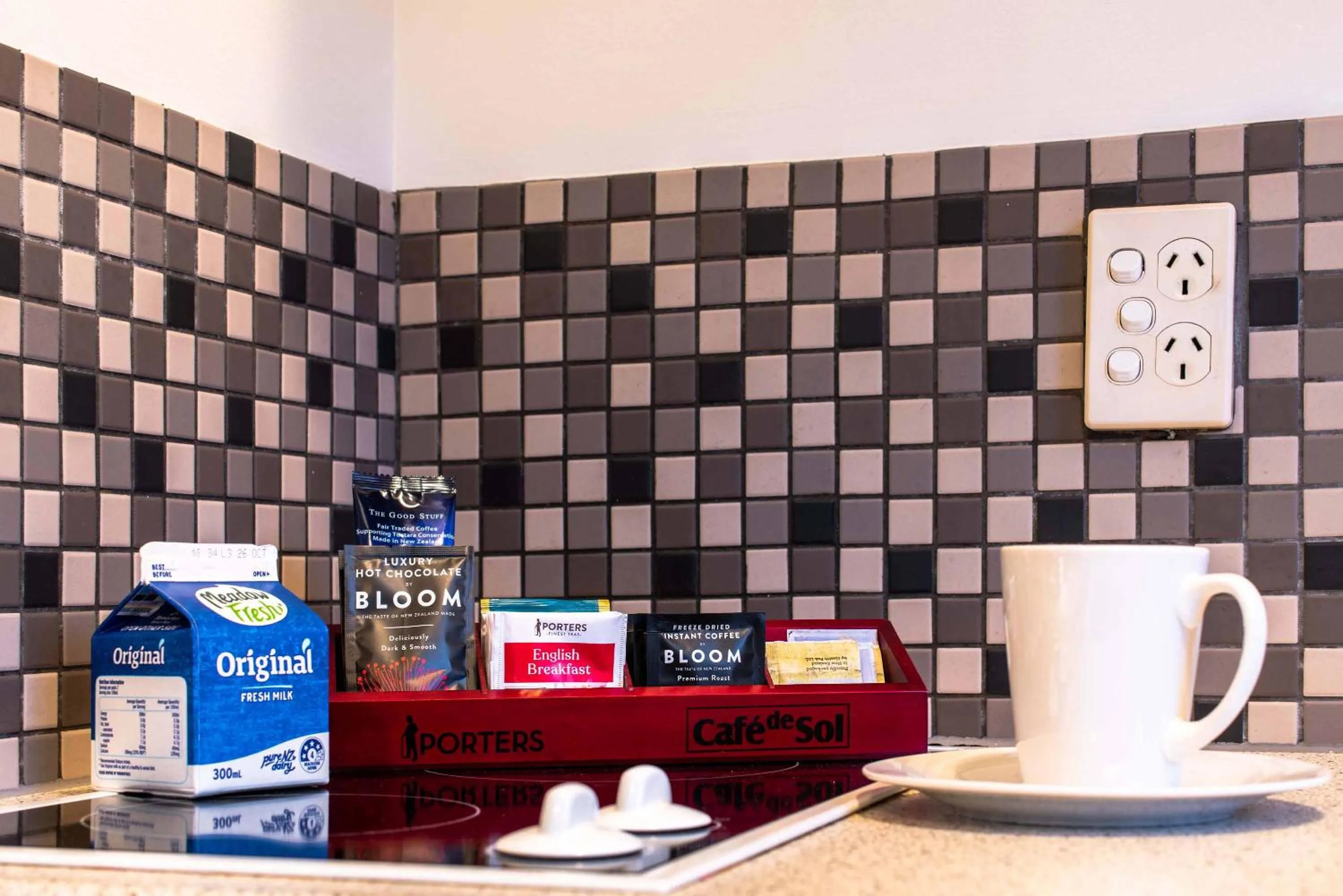 Coffee/tea facilities in 298 Westside Motor Lodge