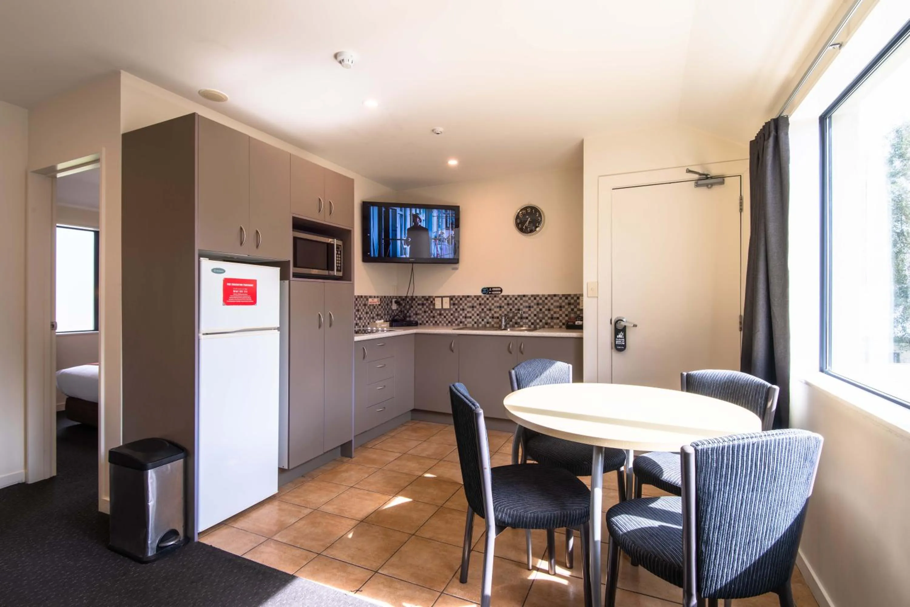 TV and multimedia in 298 Westside Motor Lodge