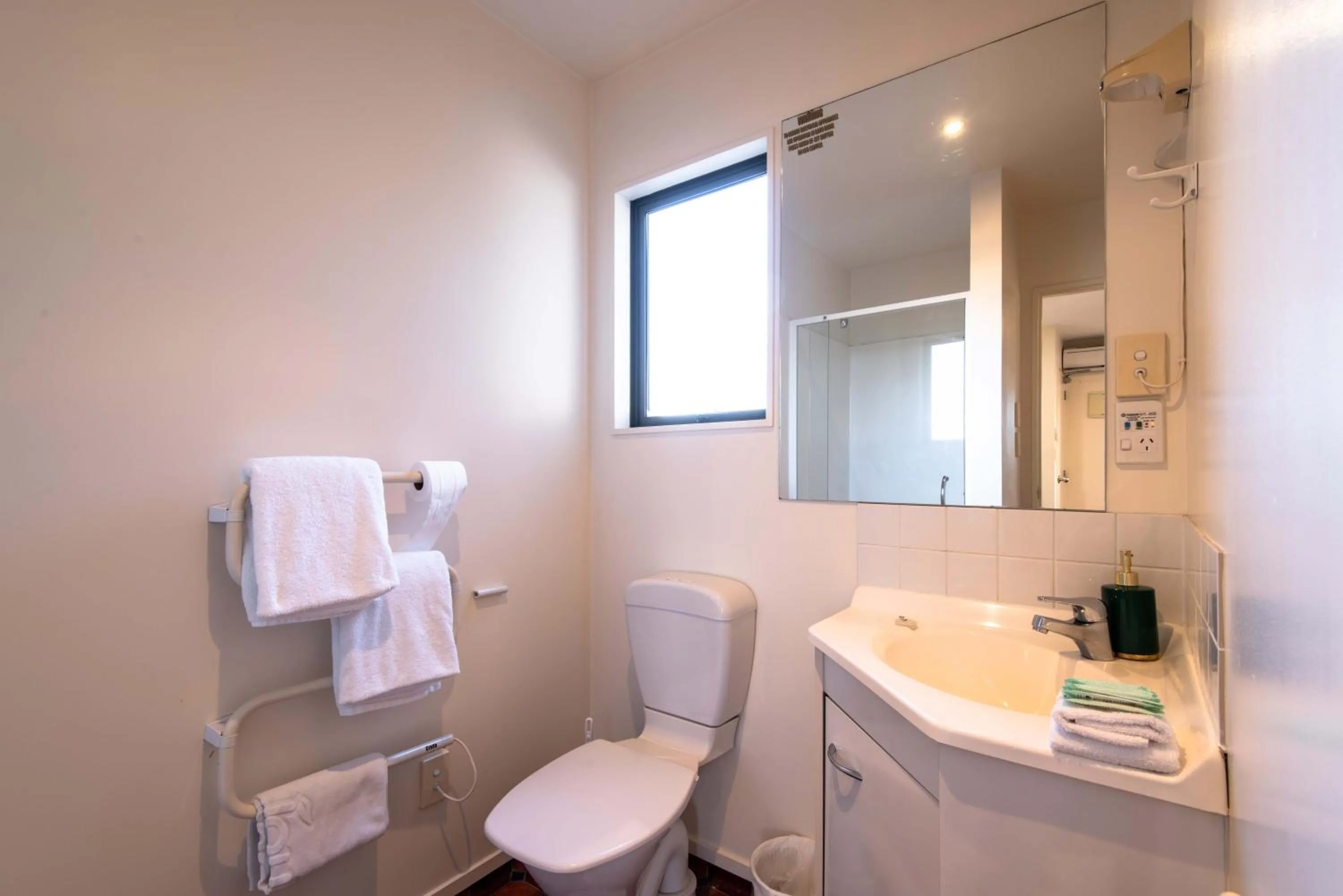 Toilet in 298 Westside Motor Lodge