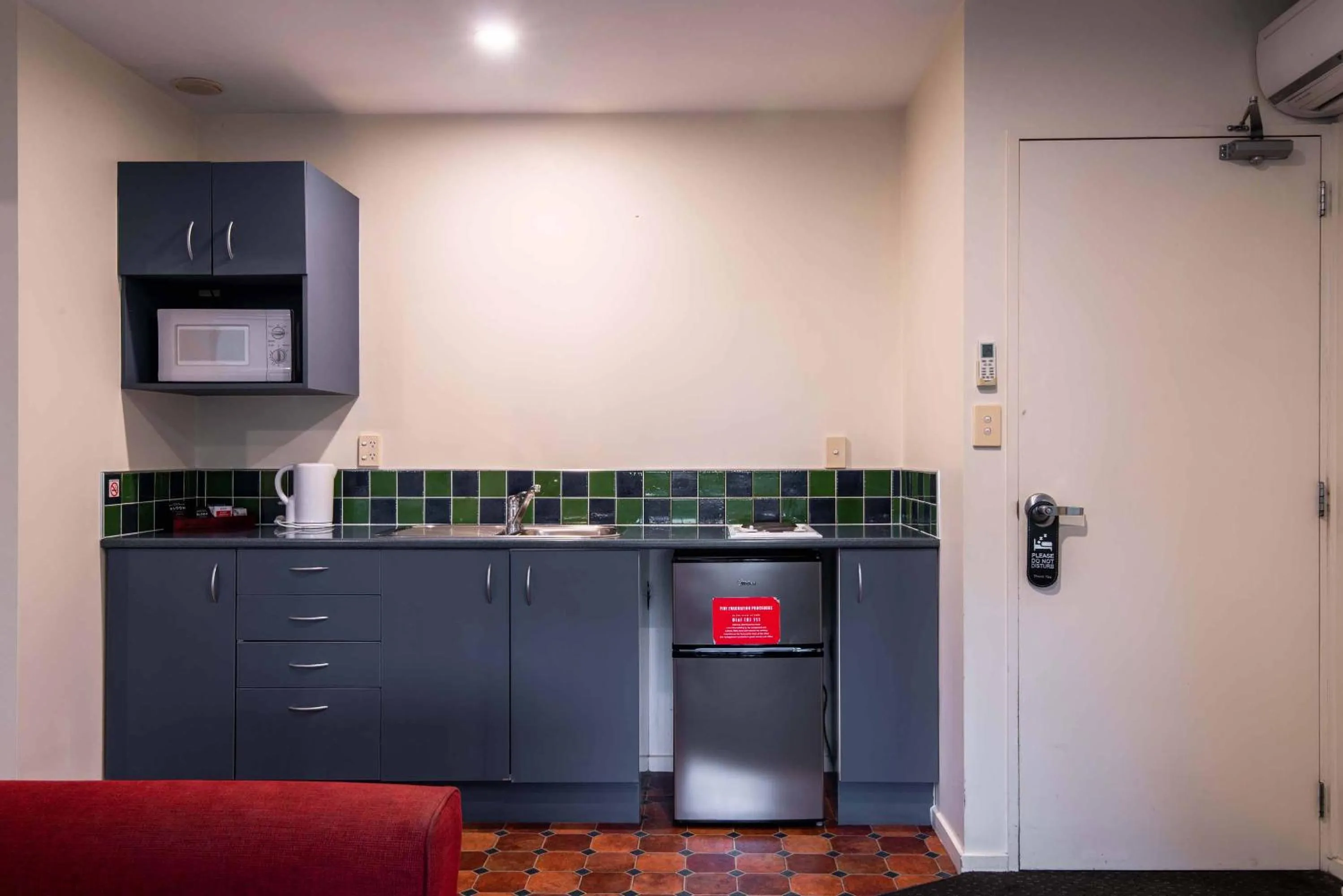 Kitchen or kitchenette in 298 Westside Motor Lodge
