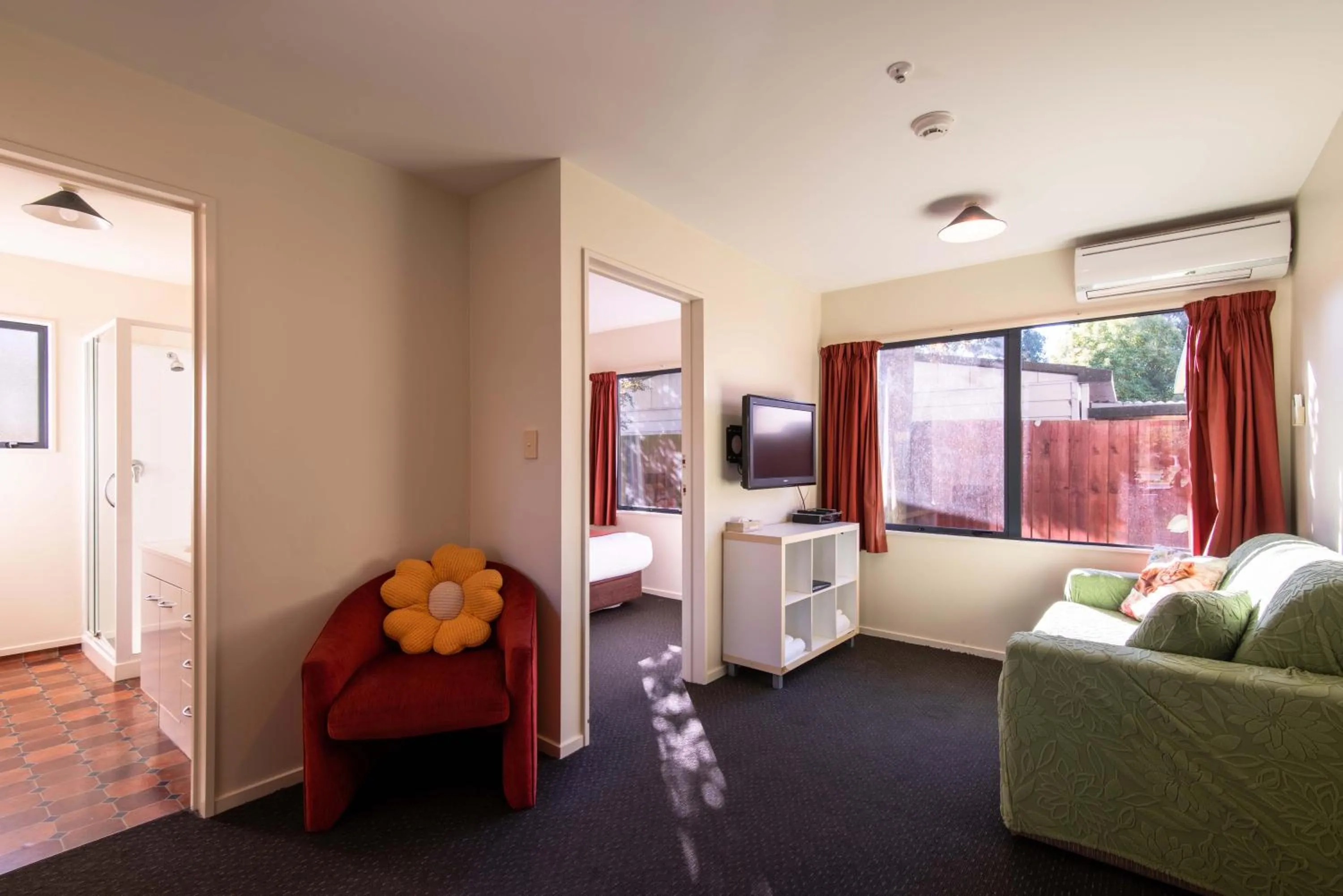 TV and multimedia in 298 Westside Motor Lodge