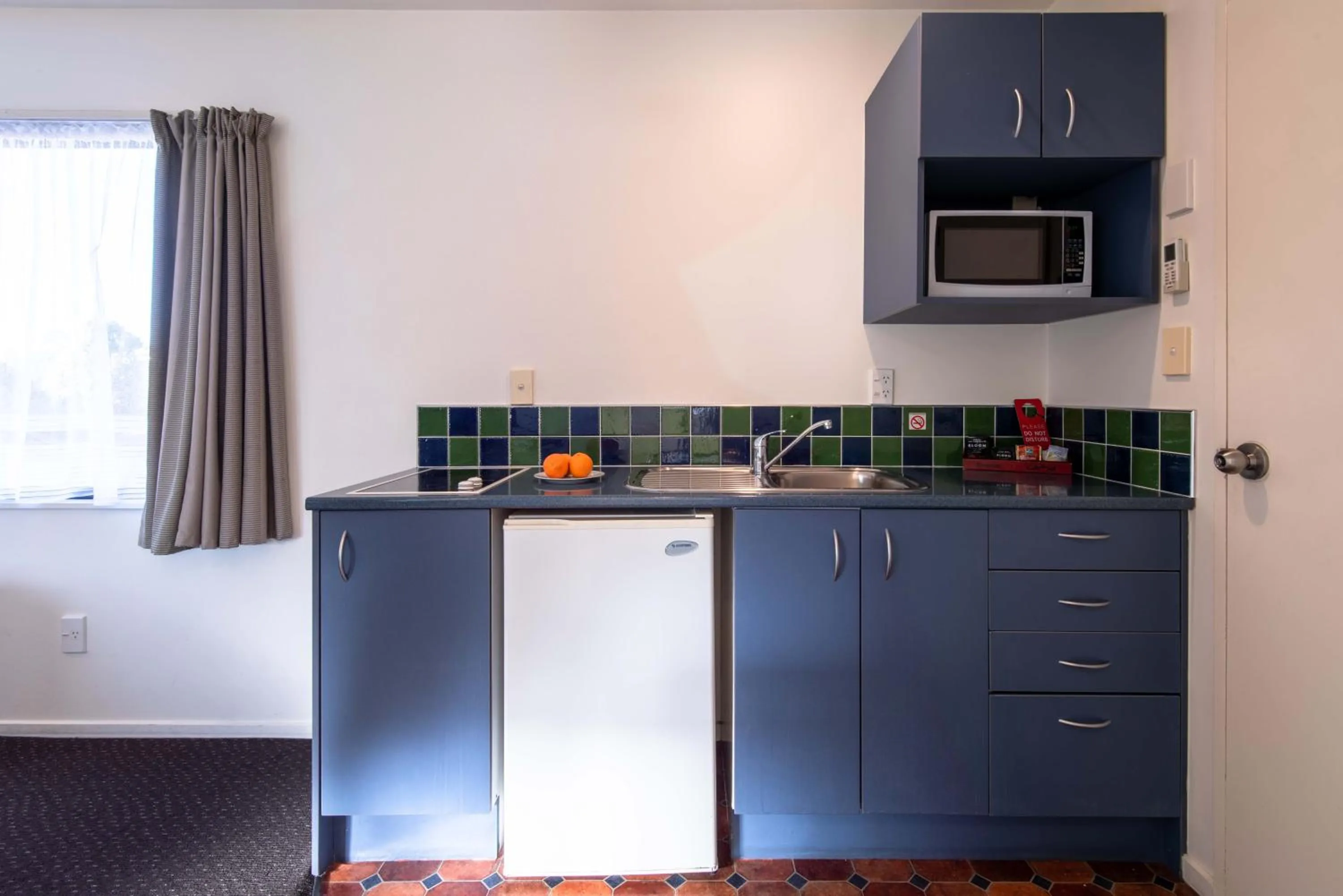 Kitchen or kitchenette in 298 Westside Motor Lodge