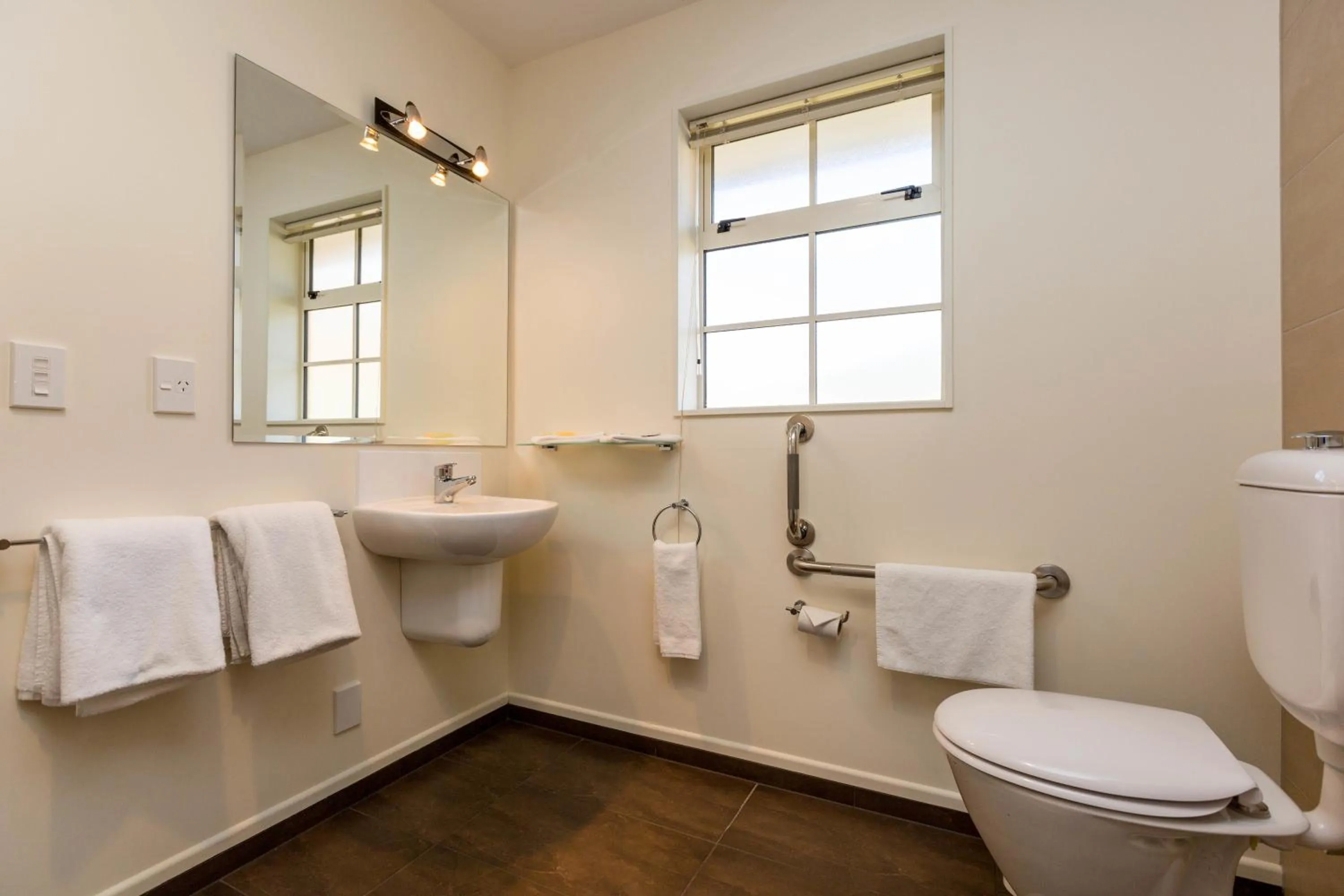 Shower in Aspen Court Motel Taihape