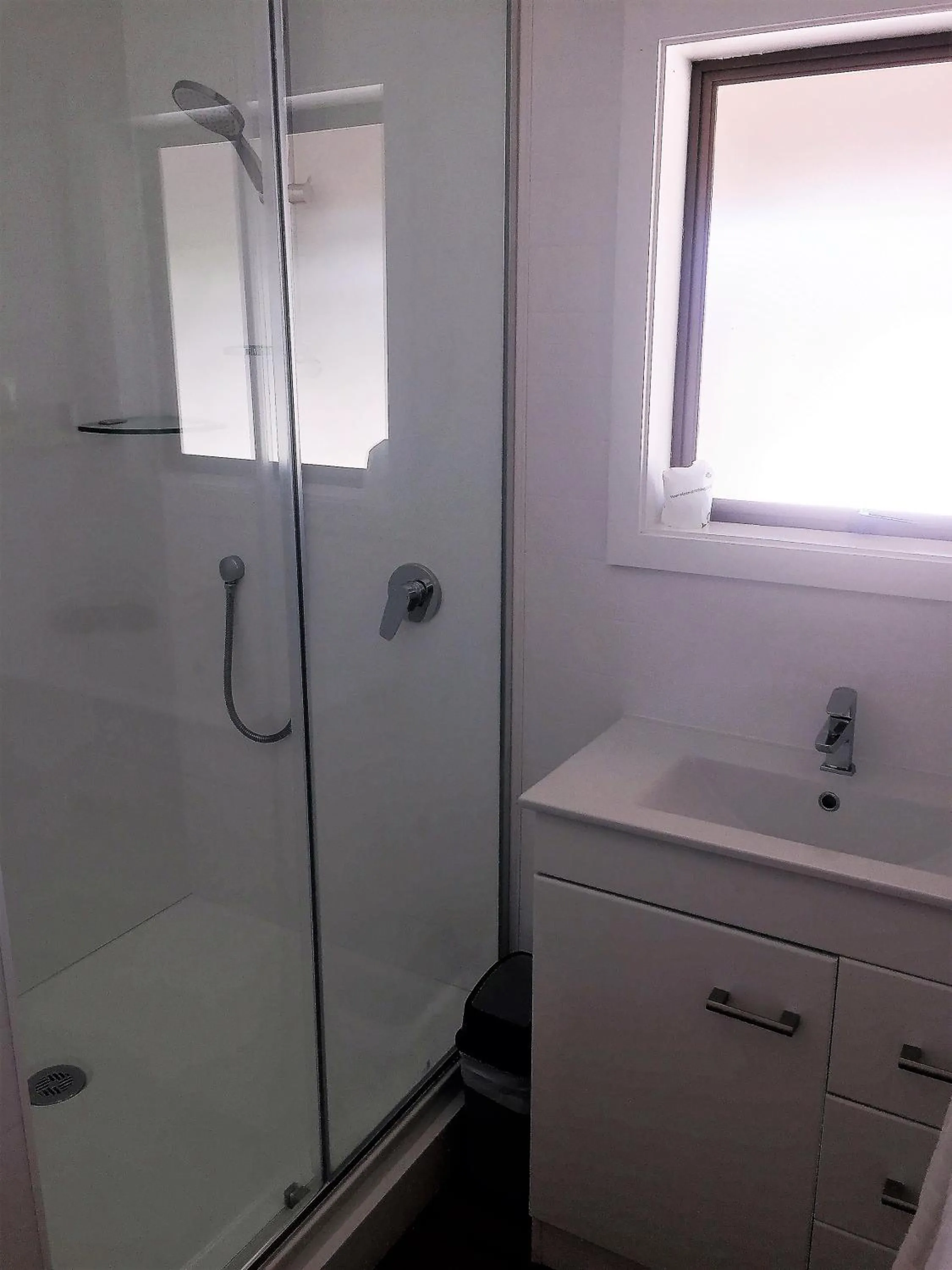 Bathroom in Fairway Motel & Apartments