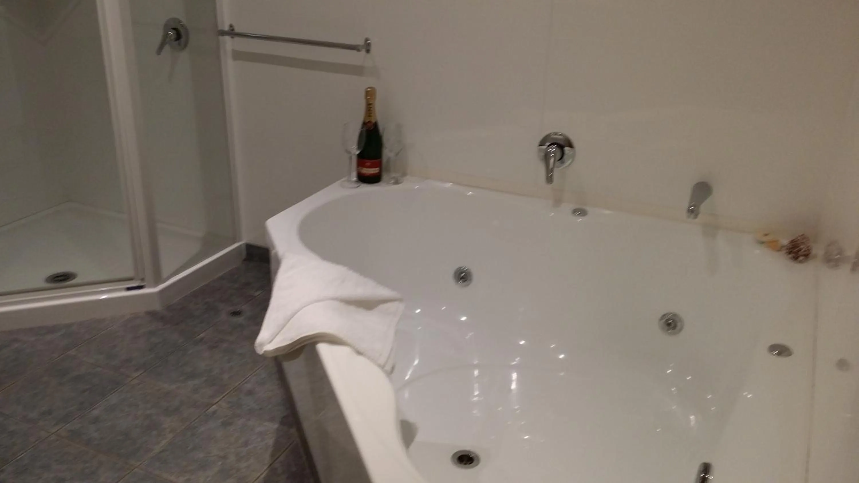 Bathroom in Fairway Motel & Apartments