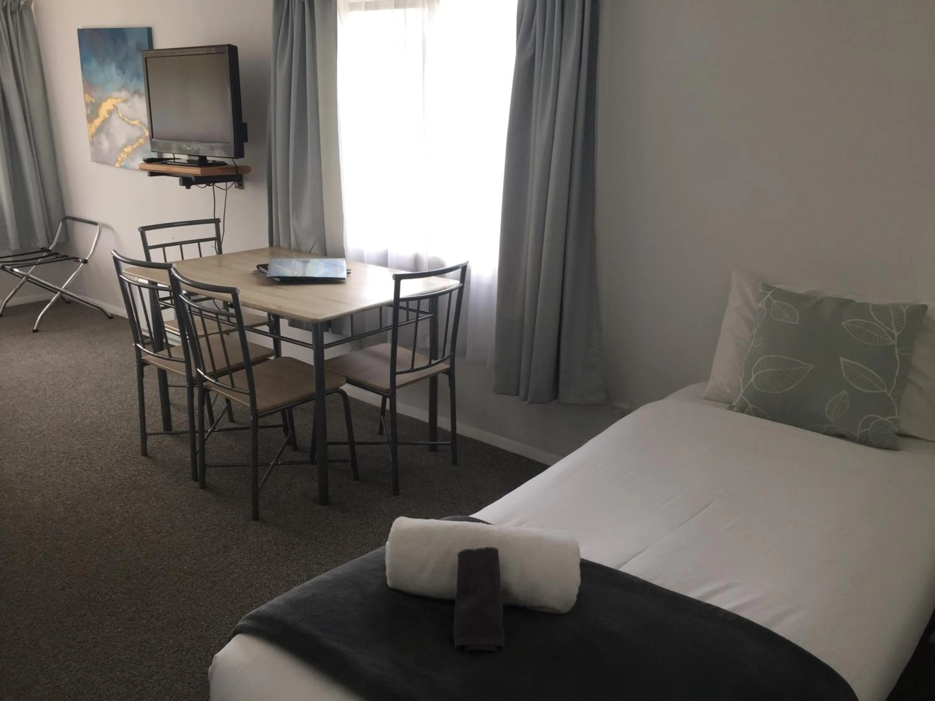 Seating area, Bed in Fairway Motel & Apartments