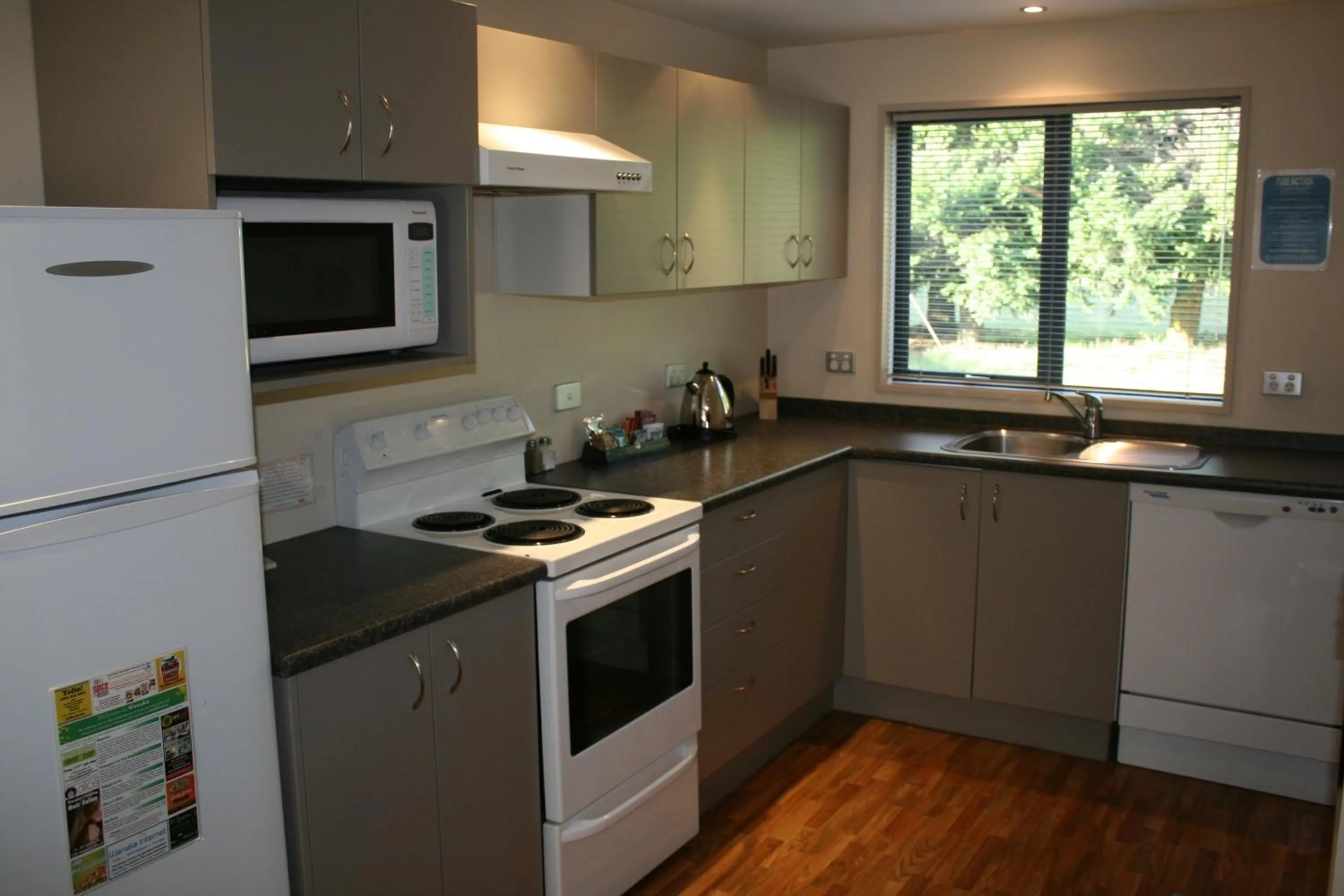 Kitchen or kitchenette in Fairway Motel & Apartments