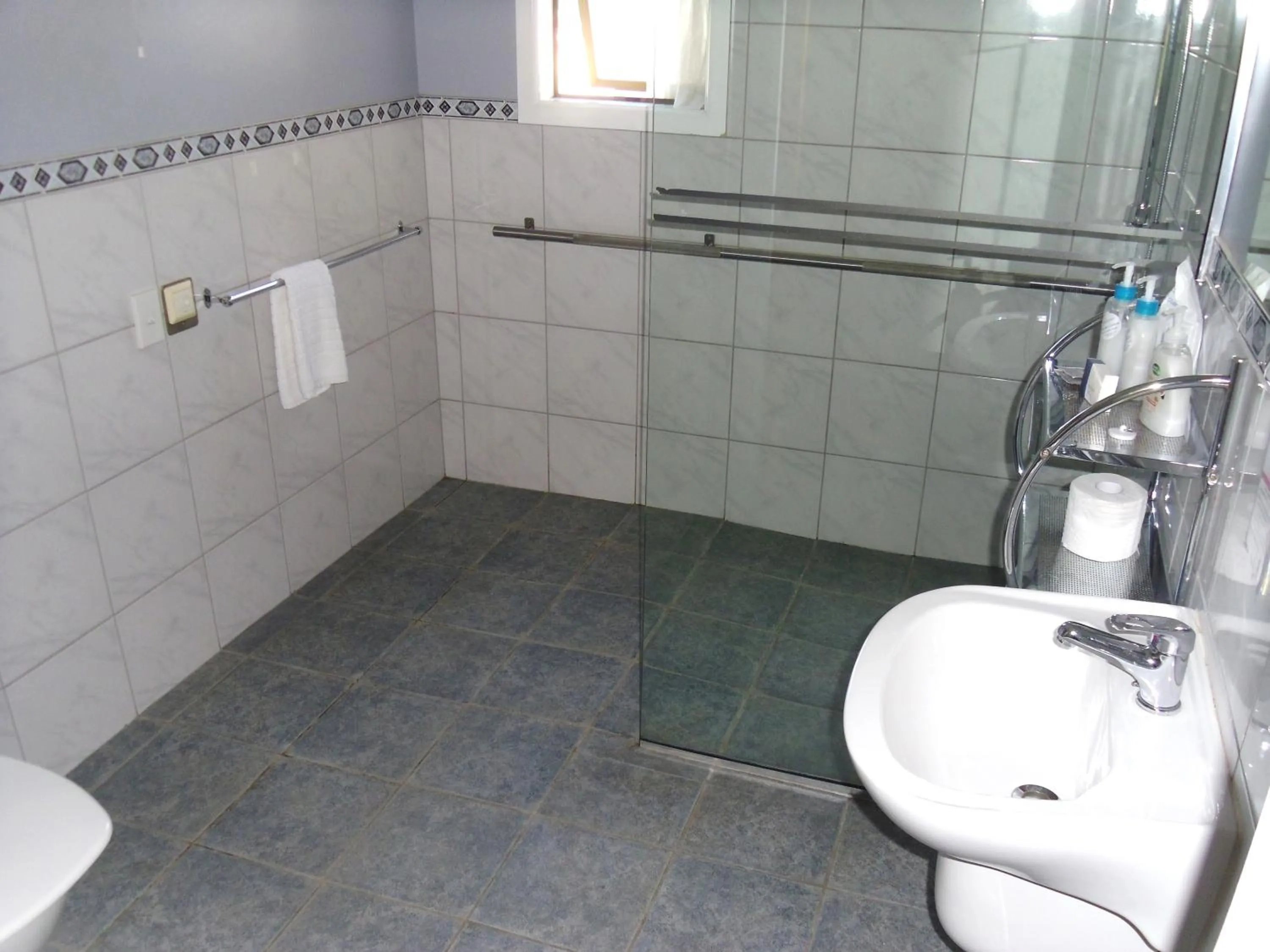 Shower in Fairway Motel & Apartments