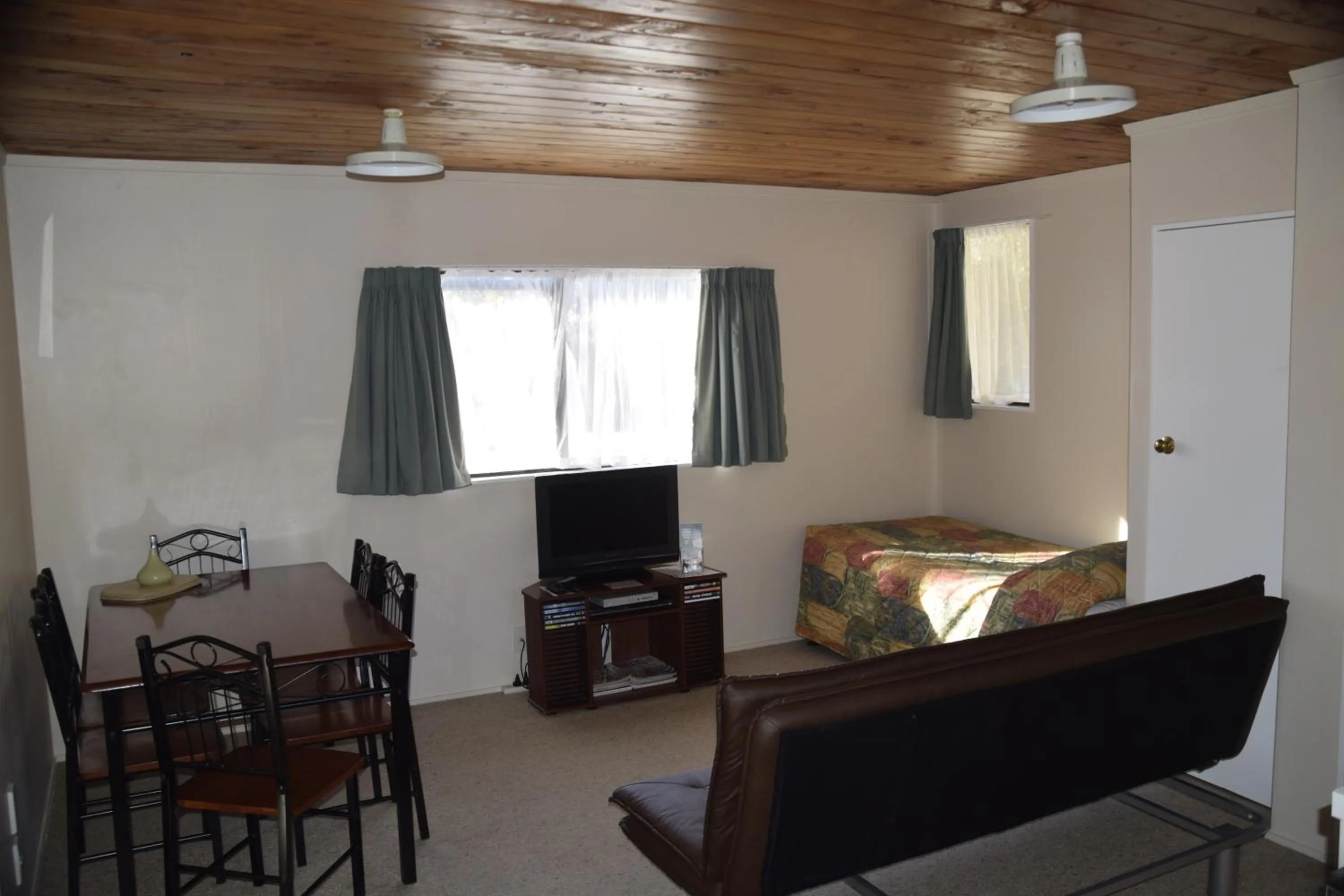Living room in Judges Pool Motel Turangi