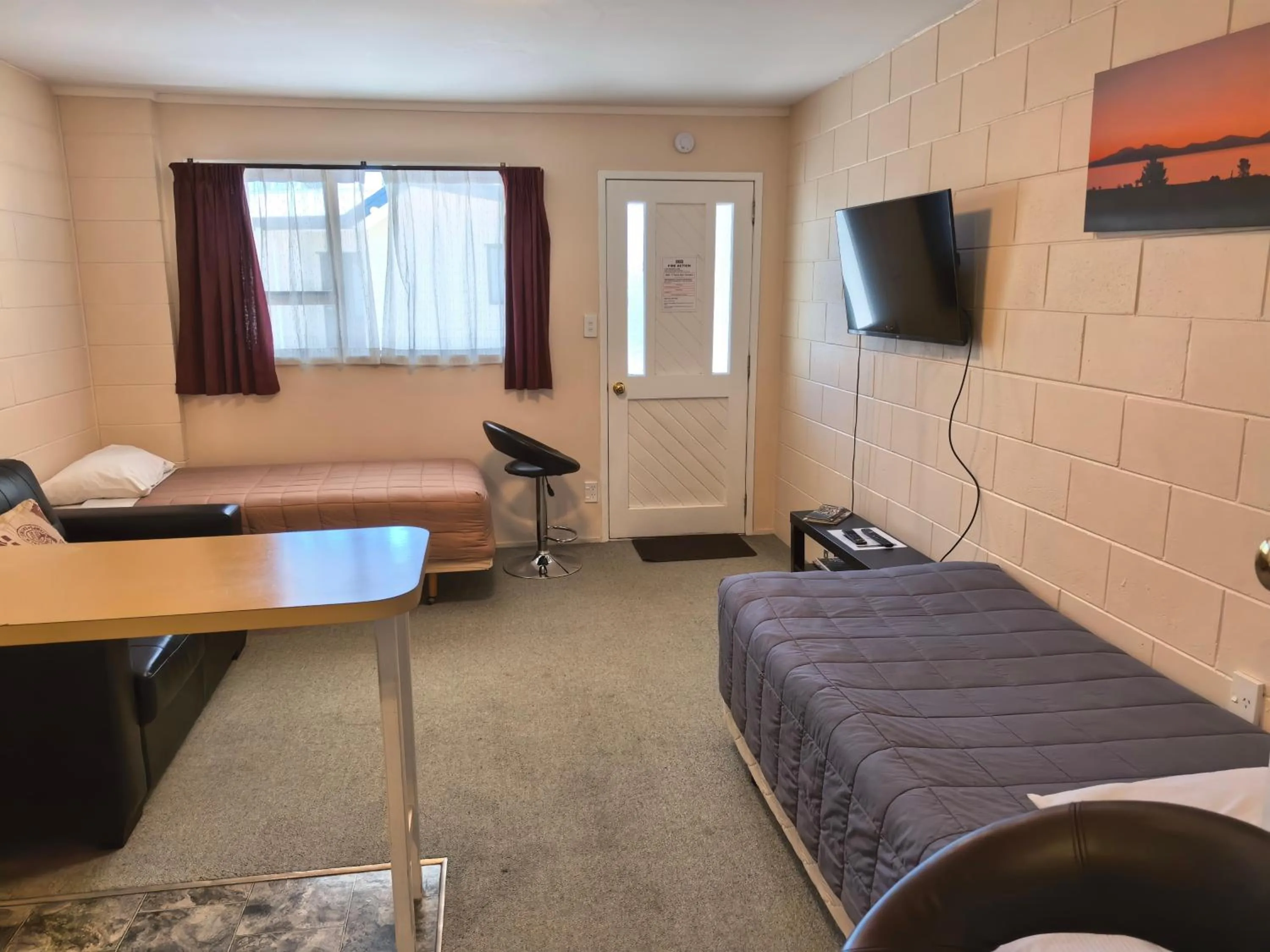 Living room, Bed in Judges Pool Motel Turangi