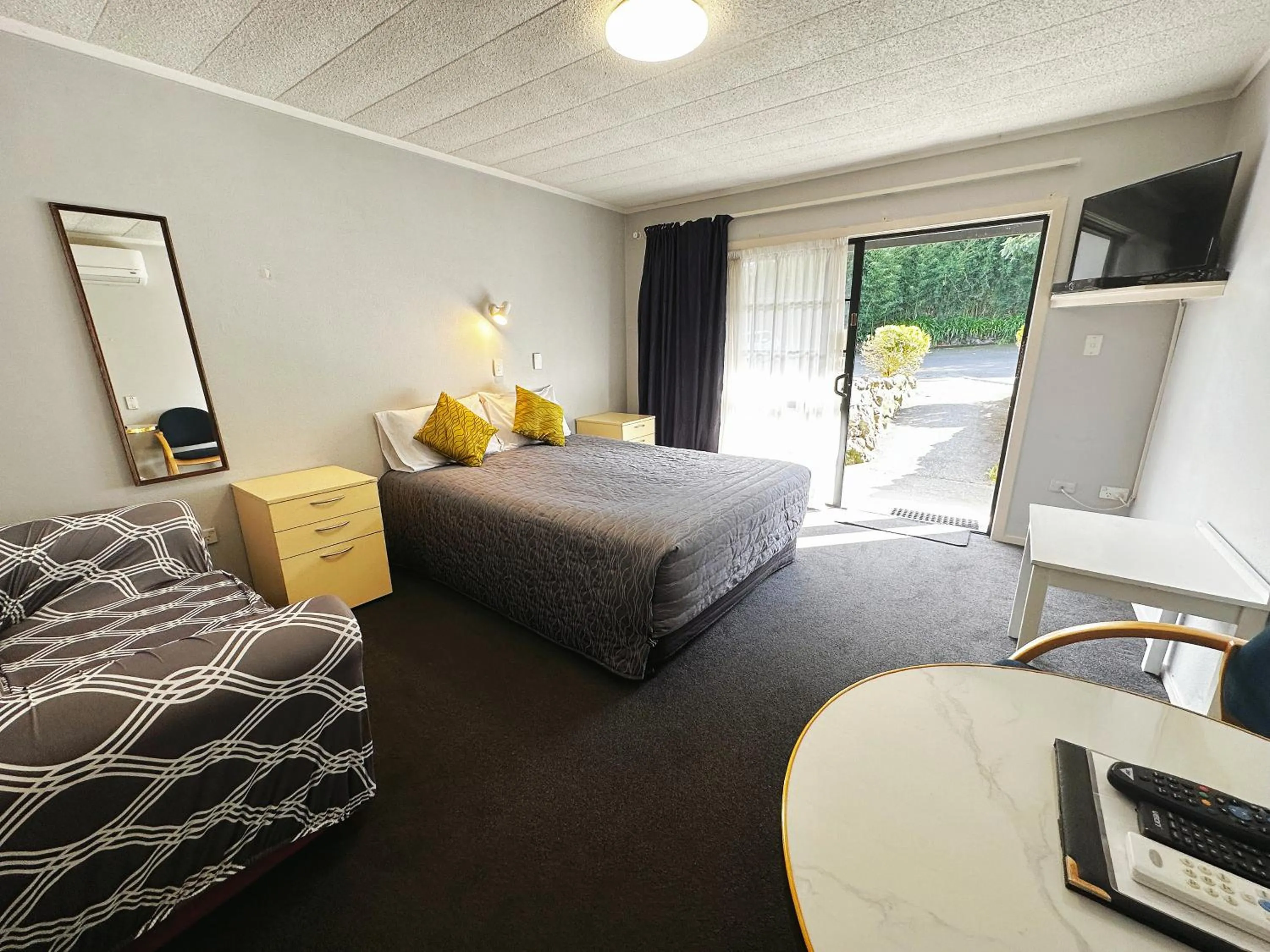 Bed in Kingswood Manor Motel