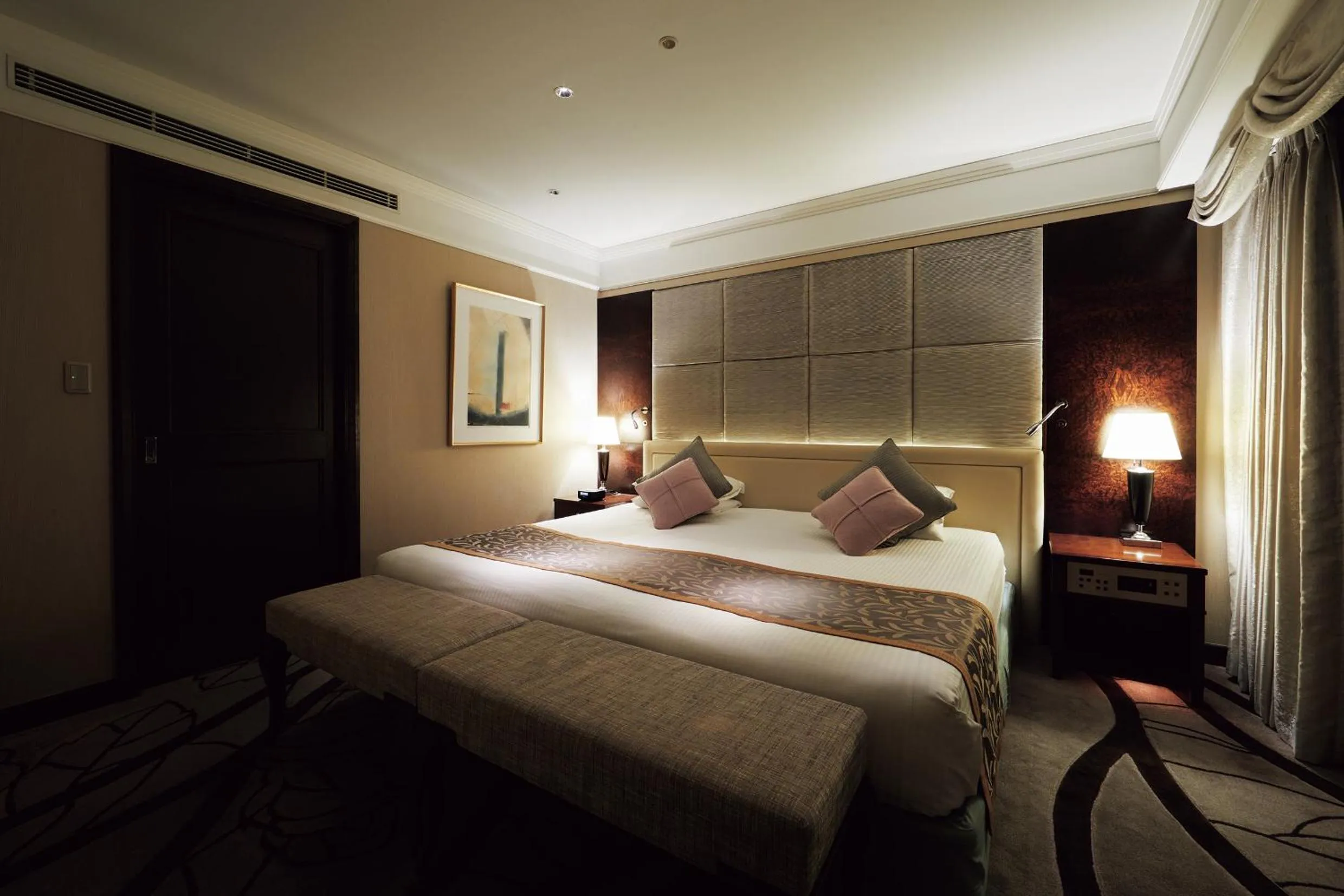 Bed in Royal Park Hotel