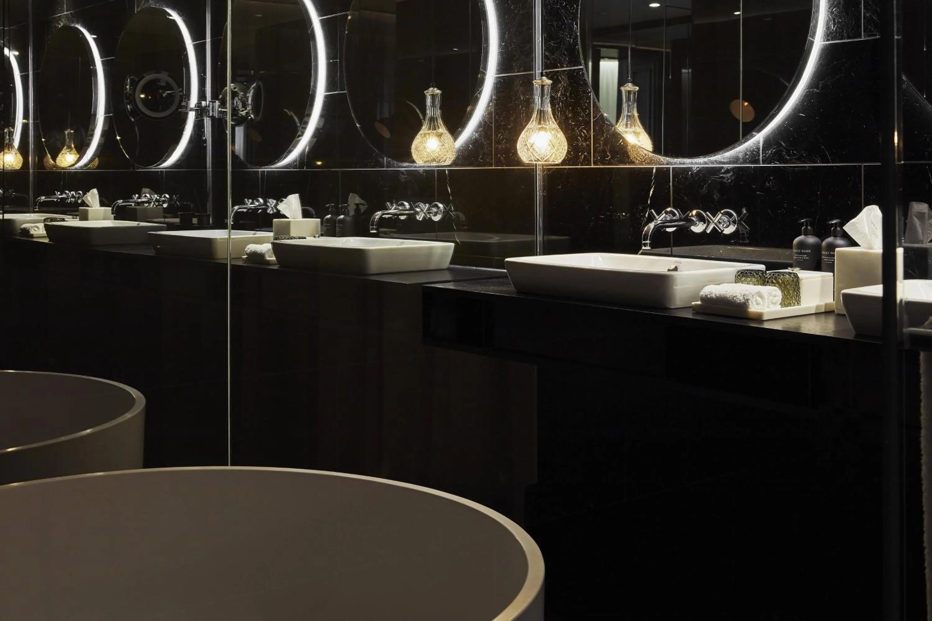 Bathroom in Roomers Munich, Autograph Collection