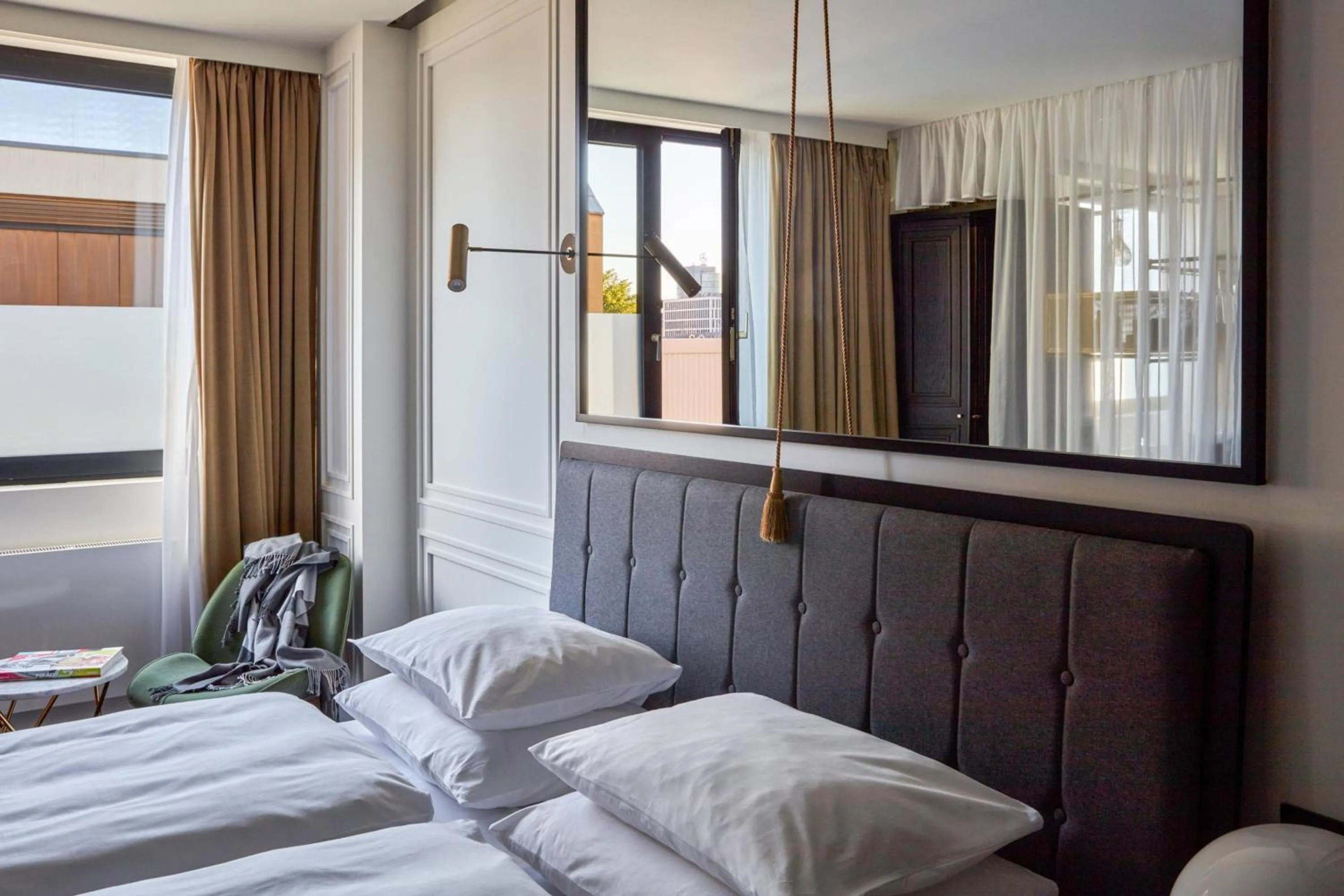 Bedroom, Bed in Roomers Munich, Autograph Collection