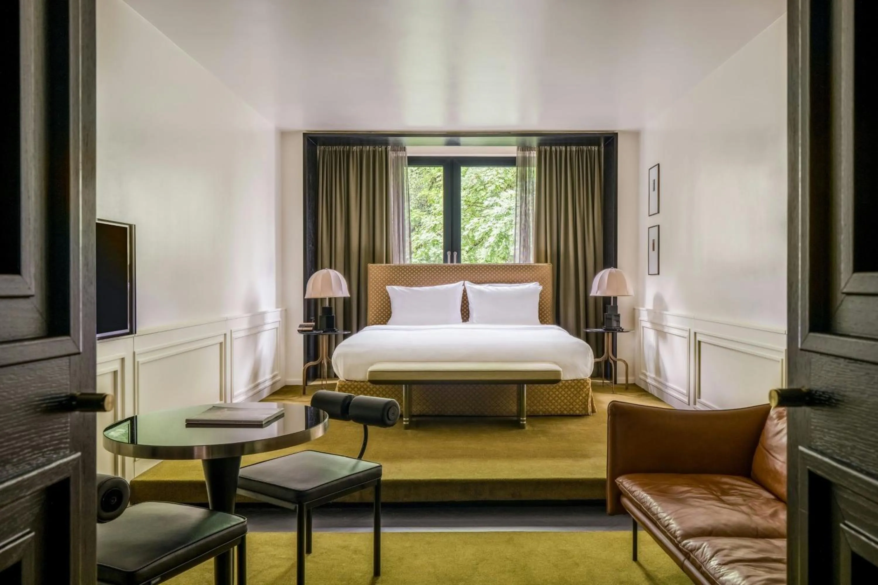 Living room, Bed in Roomers Munich, Autograph Collection