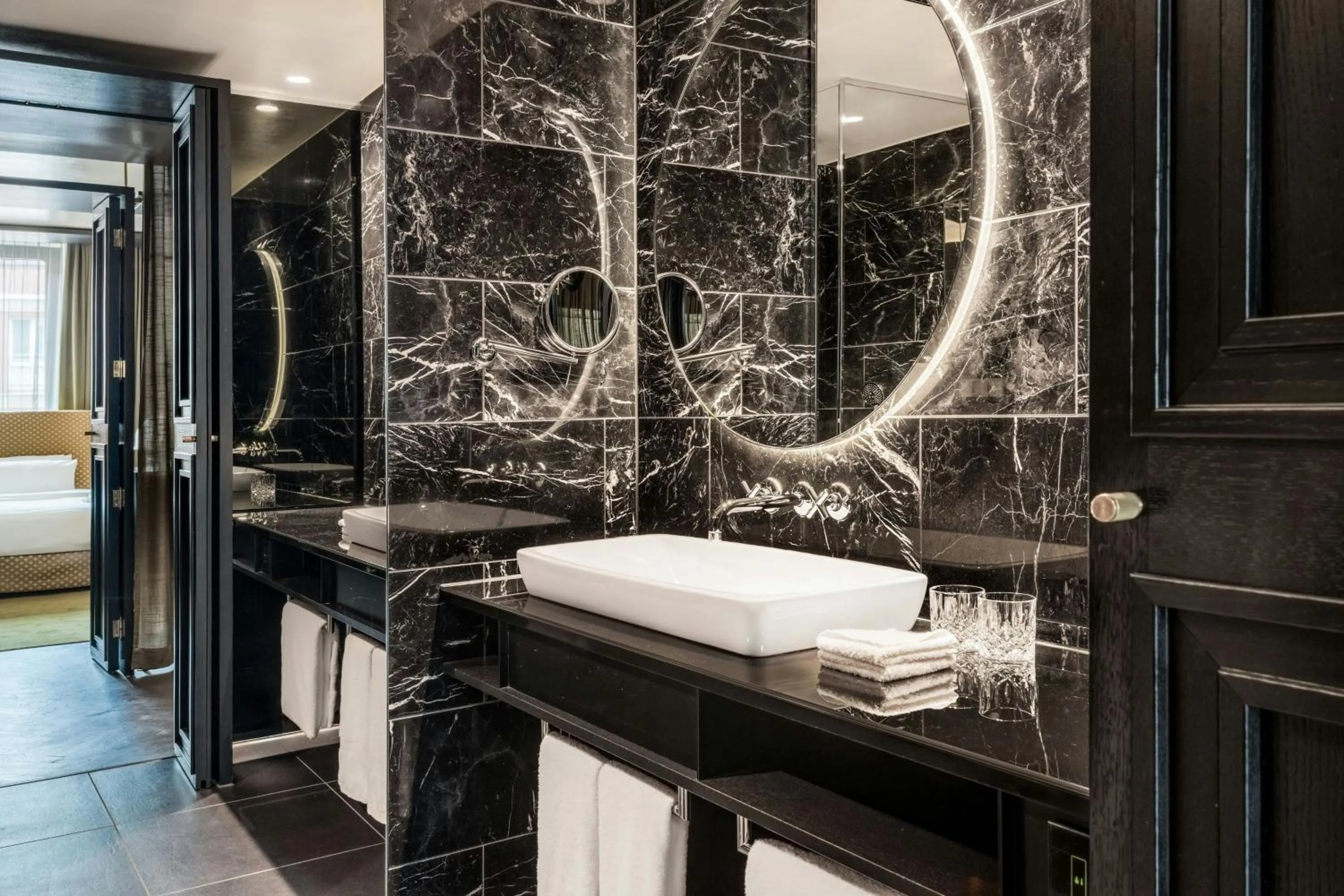 Bathroom in Roomers Munich, Autograph Collection