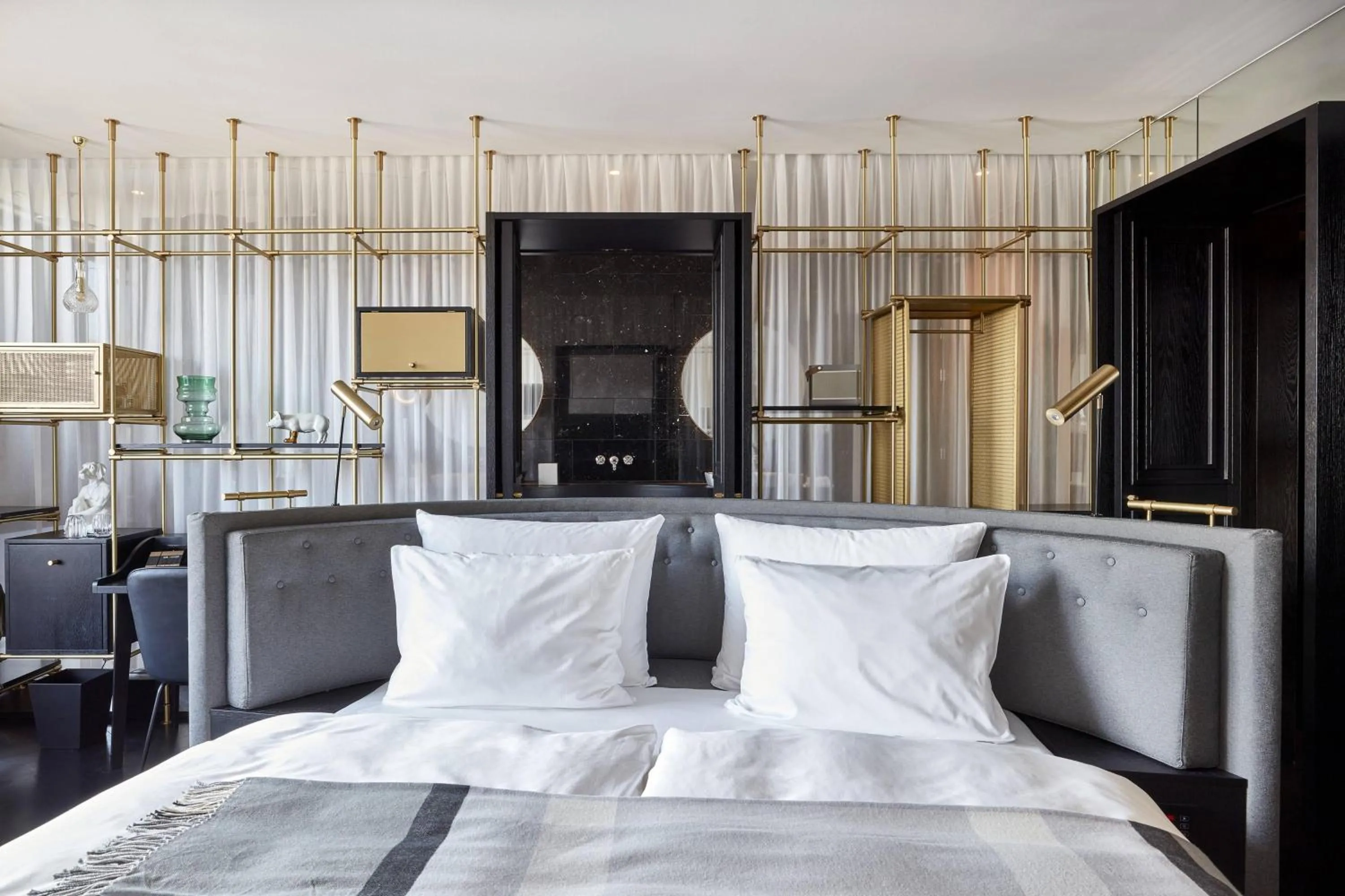 Bedroom, Bed in Roomers Munich, Autograph Collection