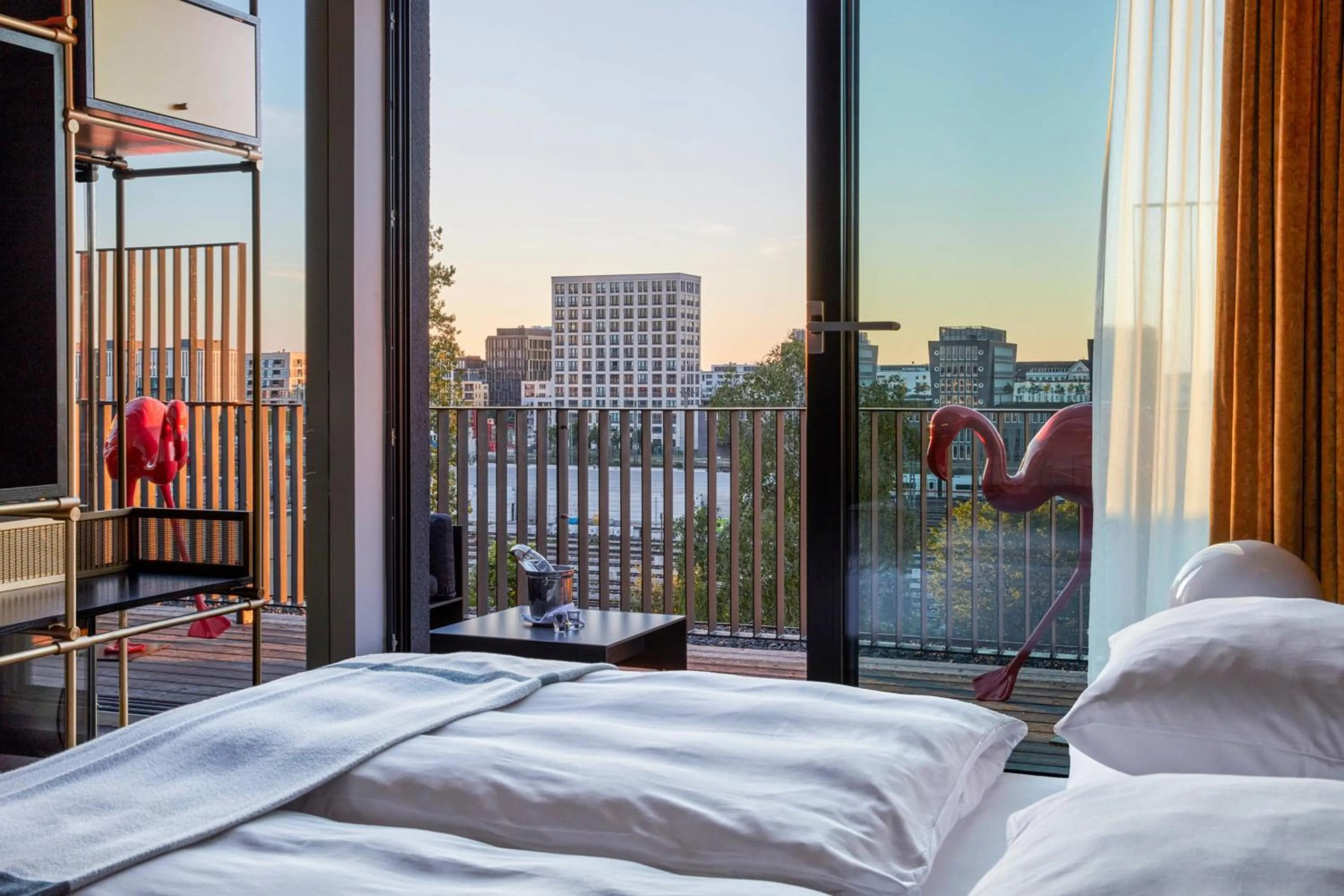 Bedroom, Bed in Roomers Munich, Autograph Collection