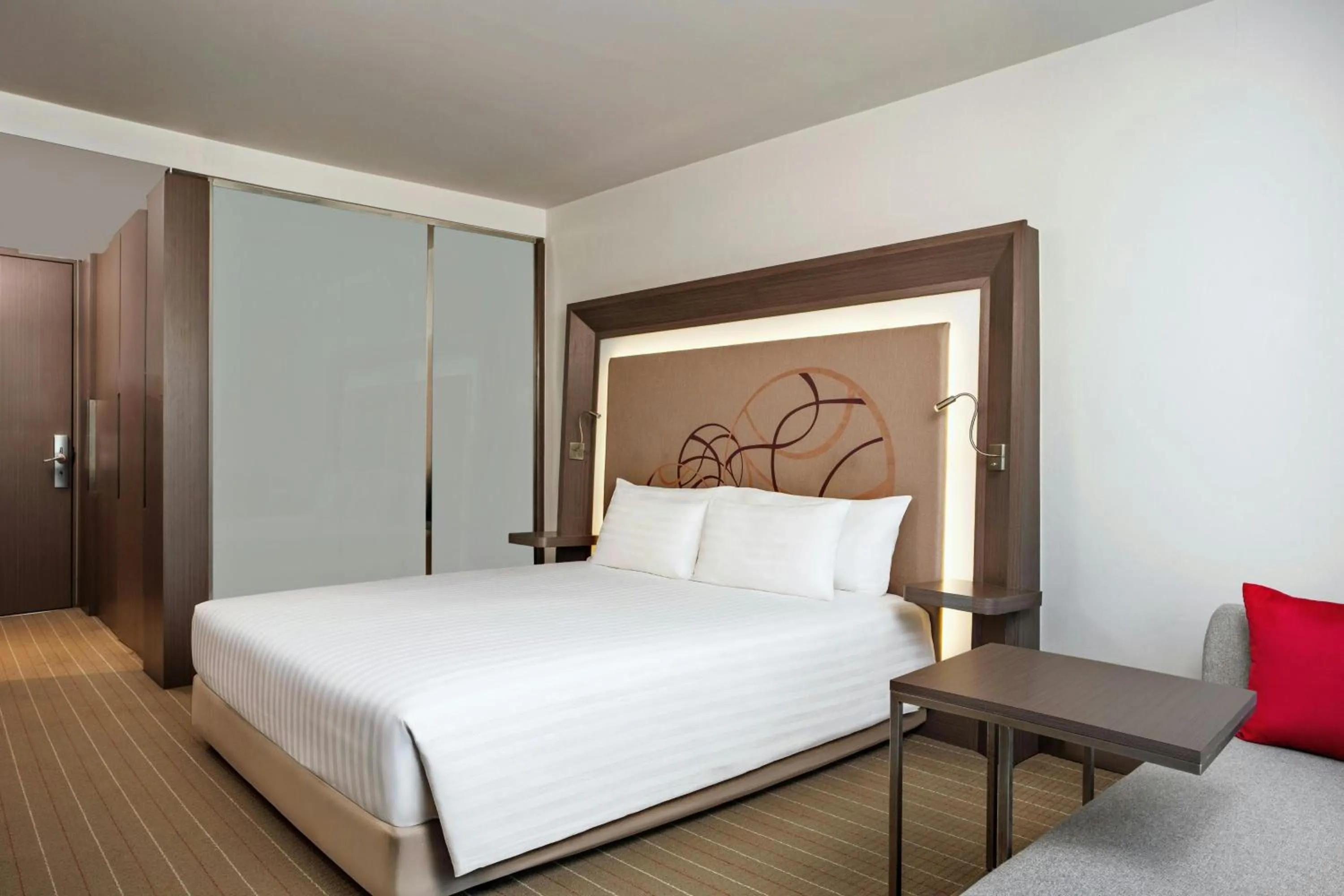 Photo of the whole room, Bed in Four Points by Sheraton Bangkok Ploenchit Sukhumvit