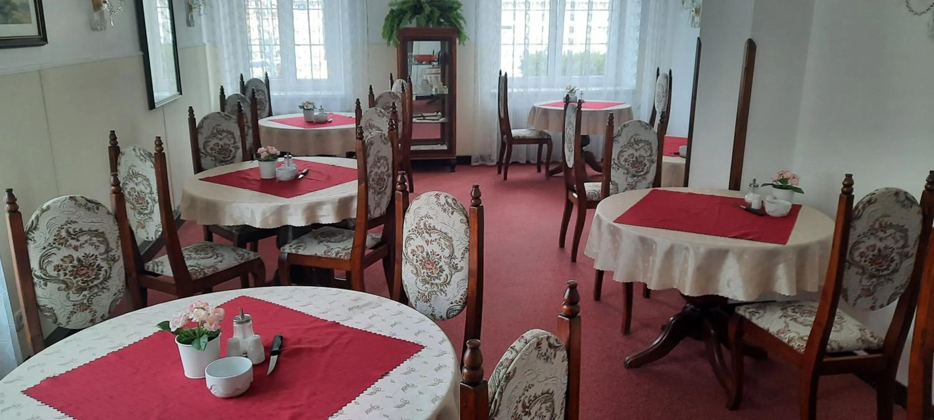 Restaurant/places to eat in Hotel Excellent