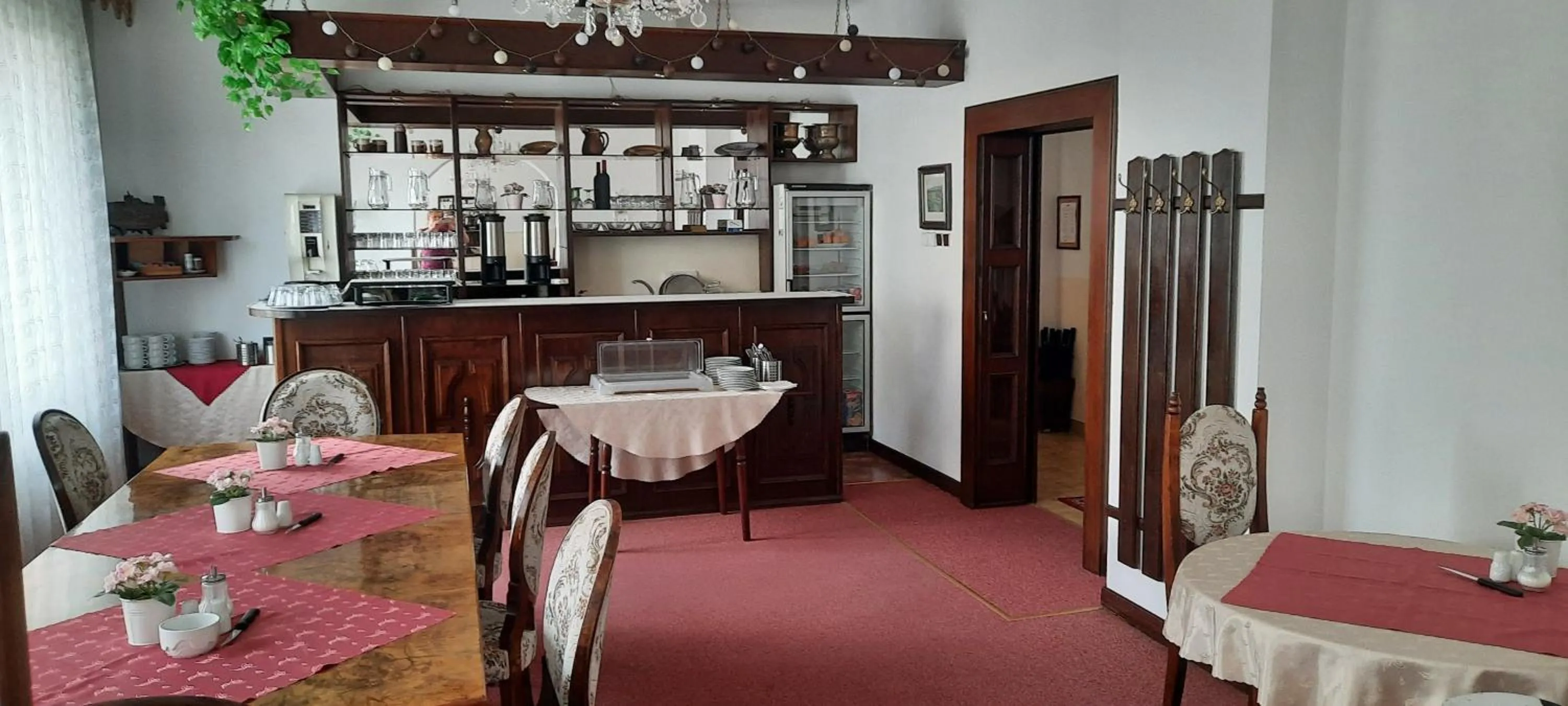 Restaurant/places to eat in Hotel Excellent