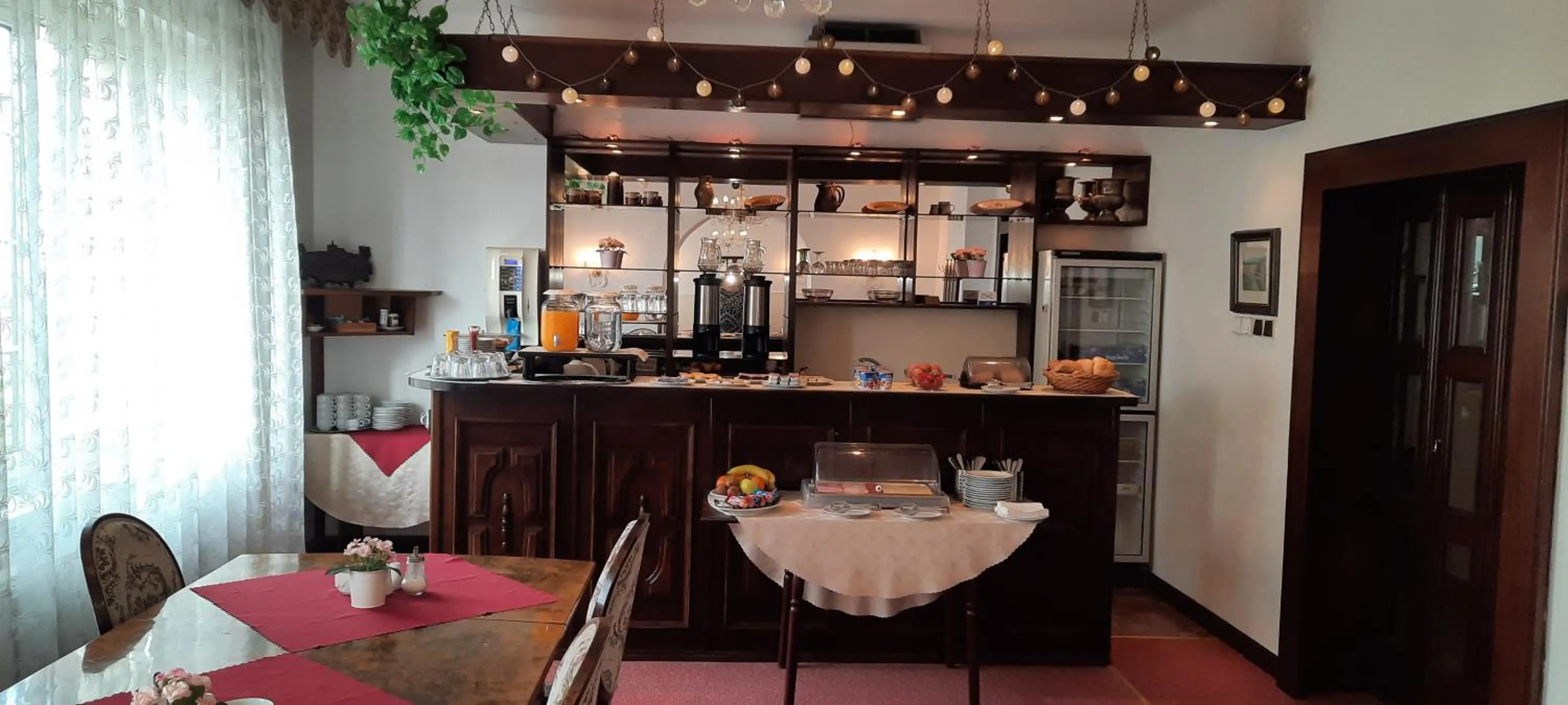 Restaurant/places to eat in Hotel Excellent