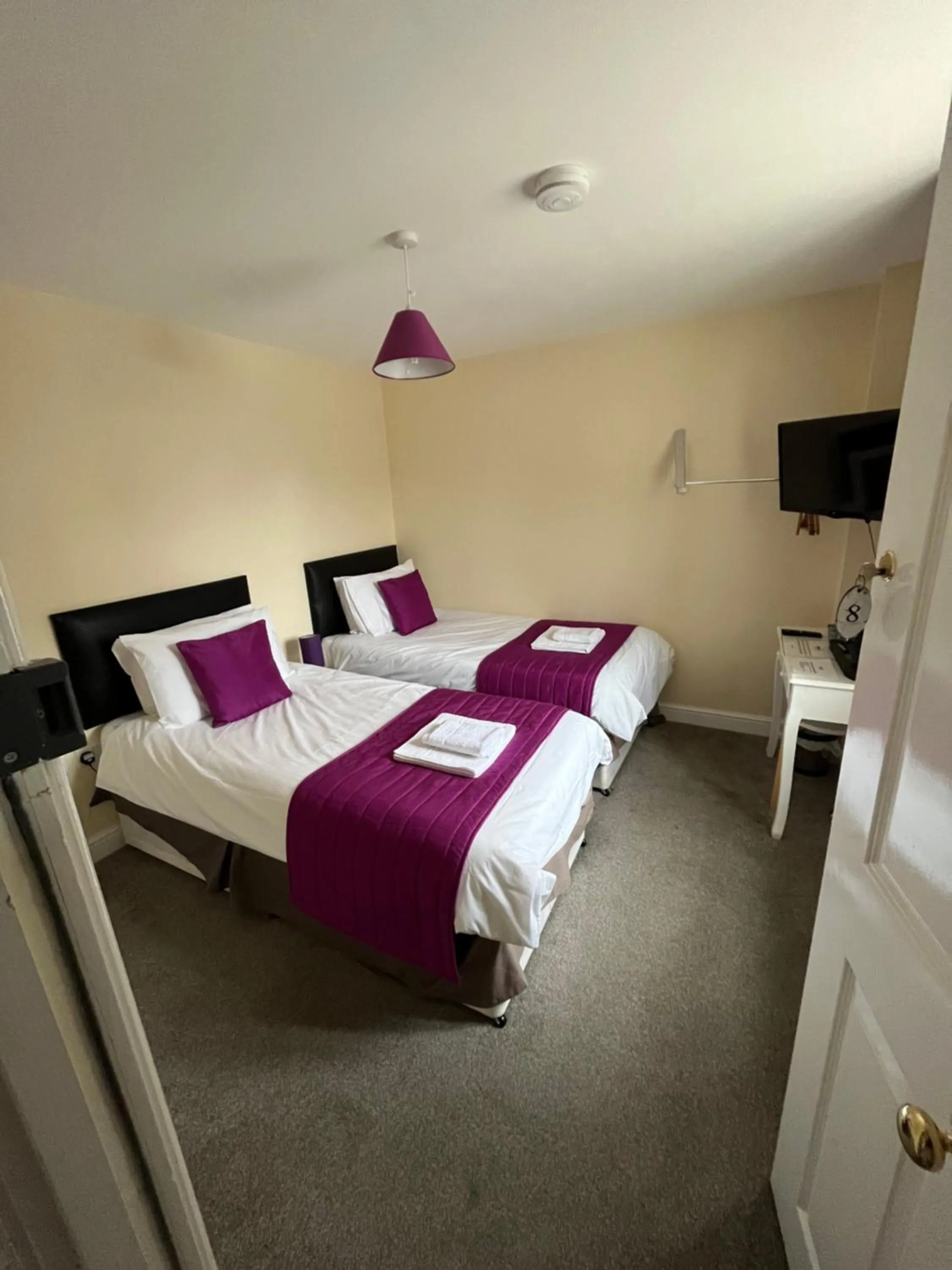 Photo of the whole room, Bed in The Swan @Old Stratford