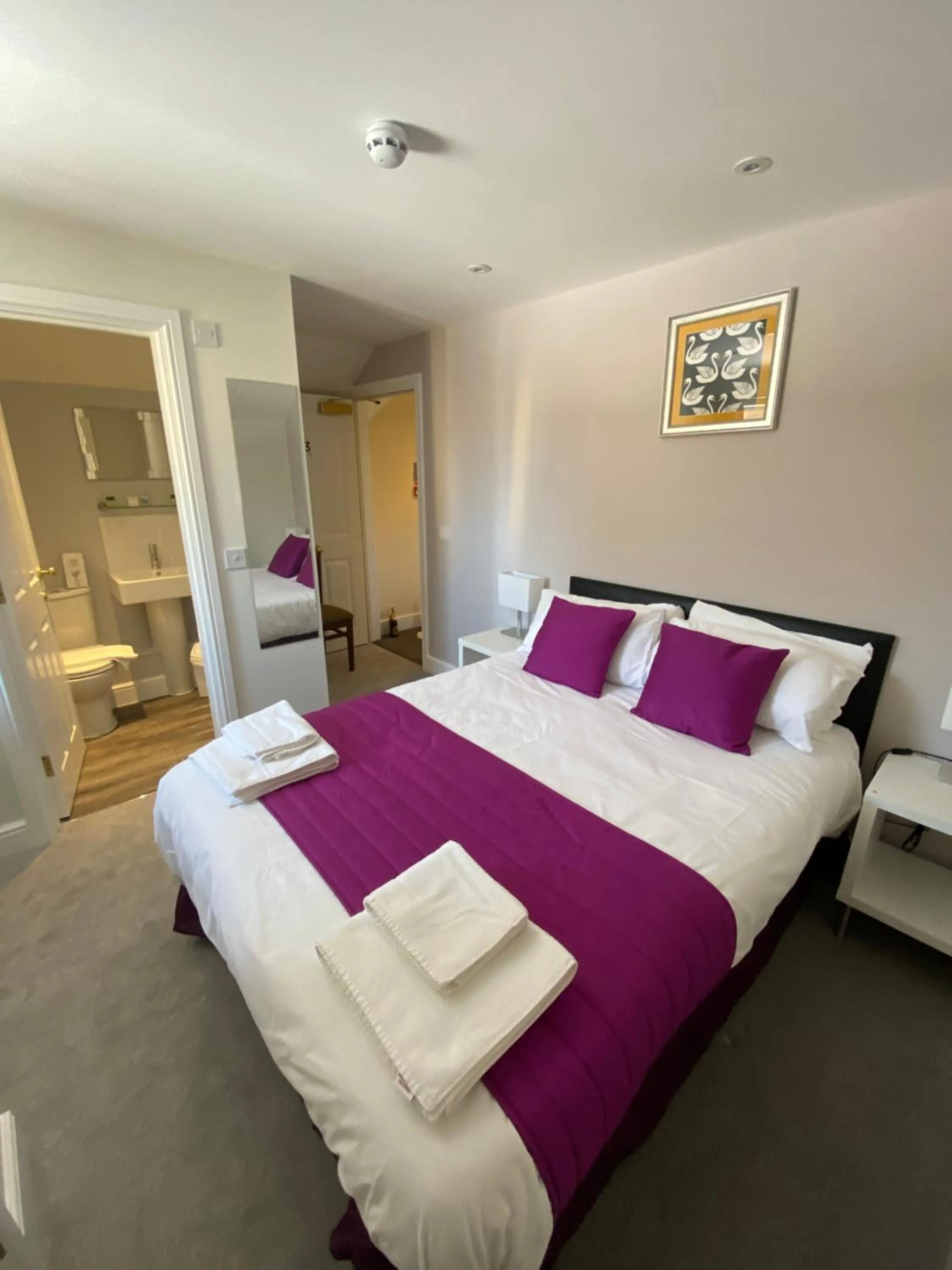 Photo of the whole room, Bed in The Swan @Old Stratford