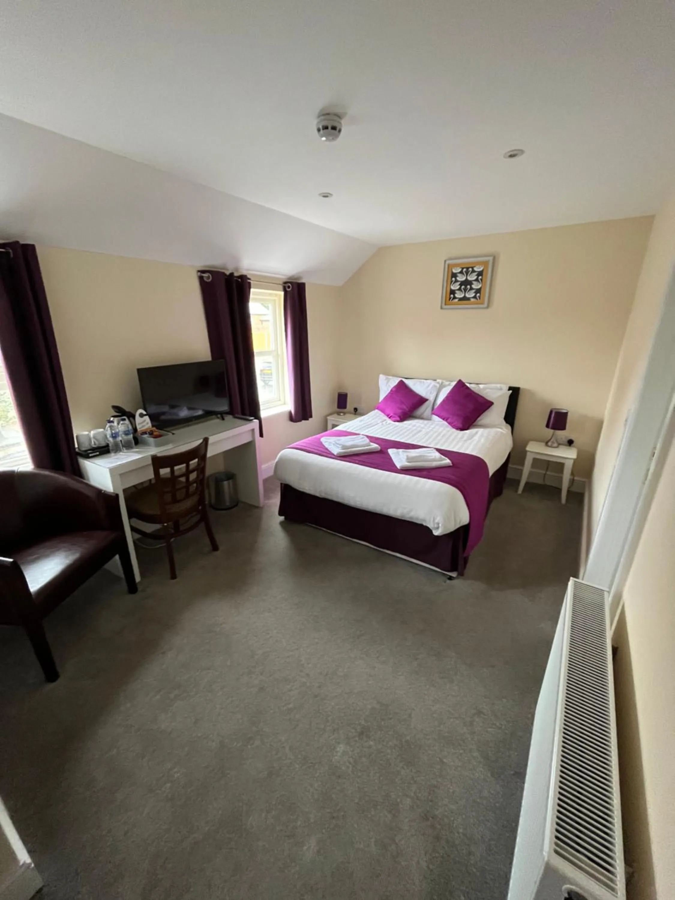 Photo of the whole room, Bed in The Swan @Old Stratford