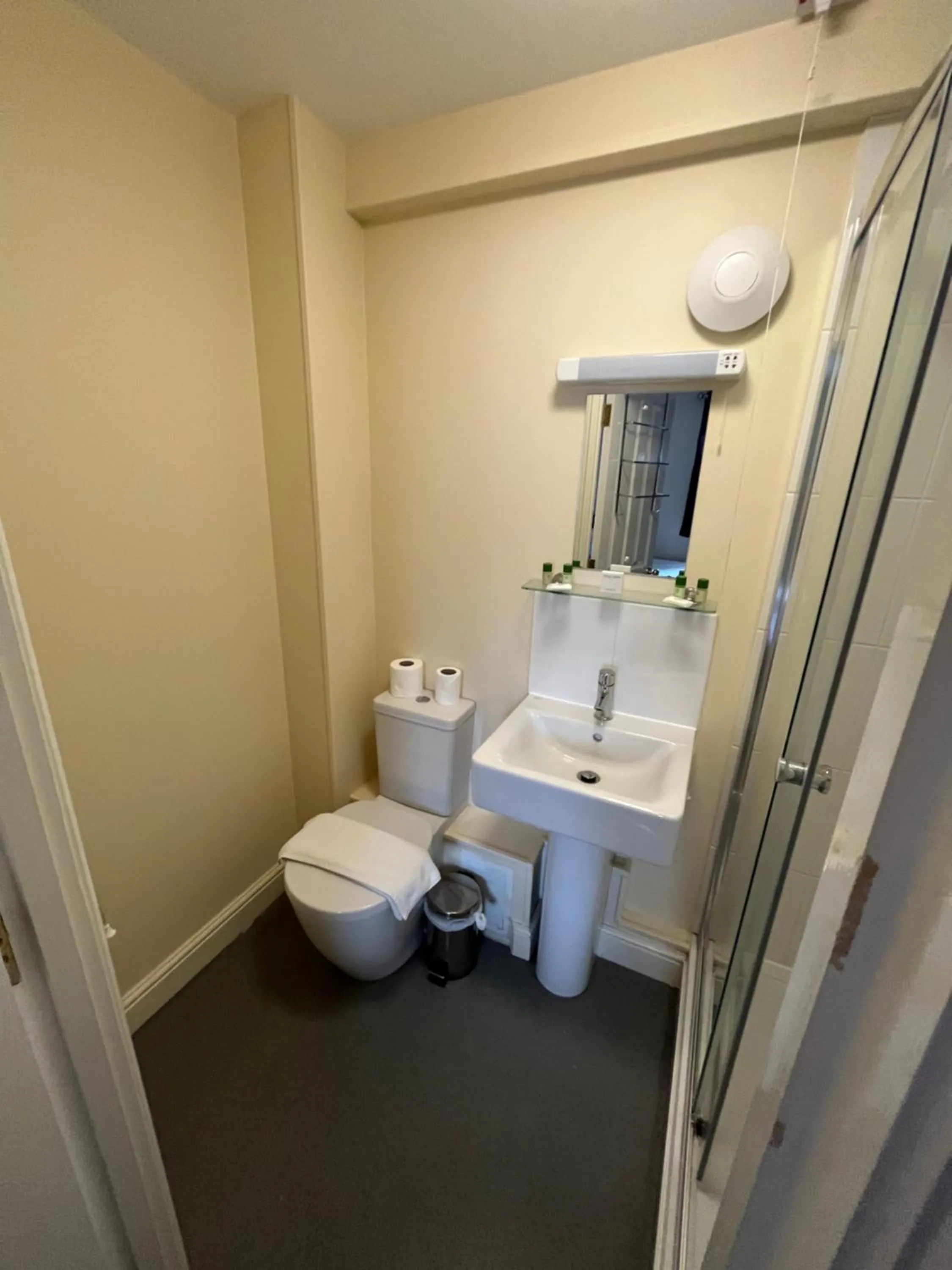 Bathroom in The Swan @Old Stratford