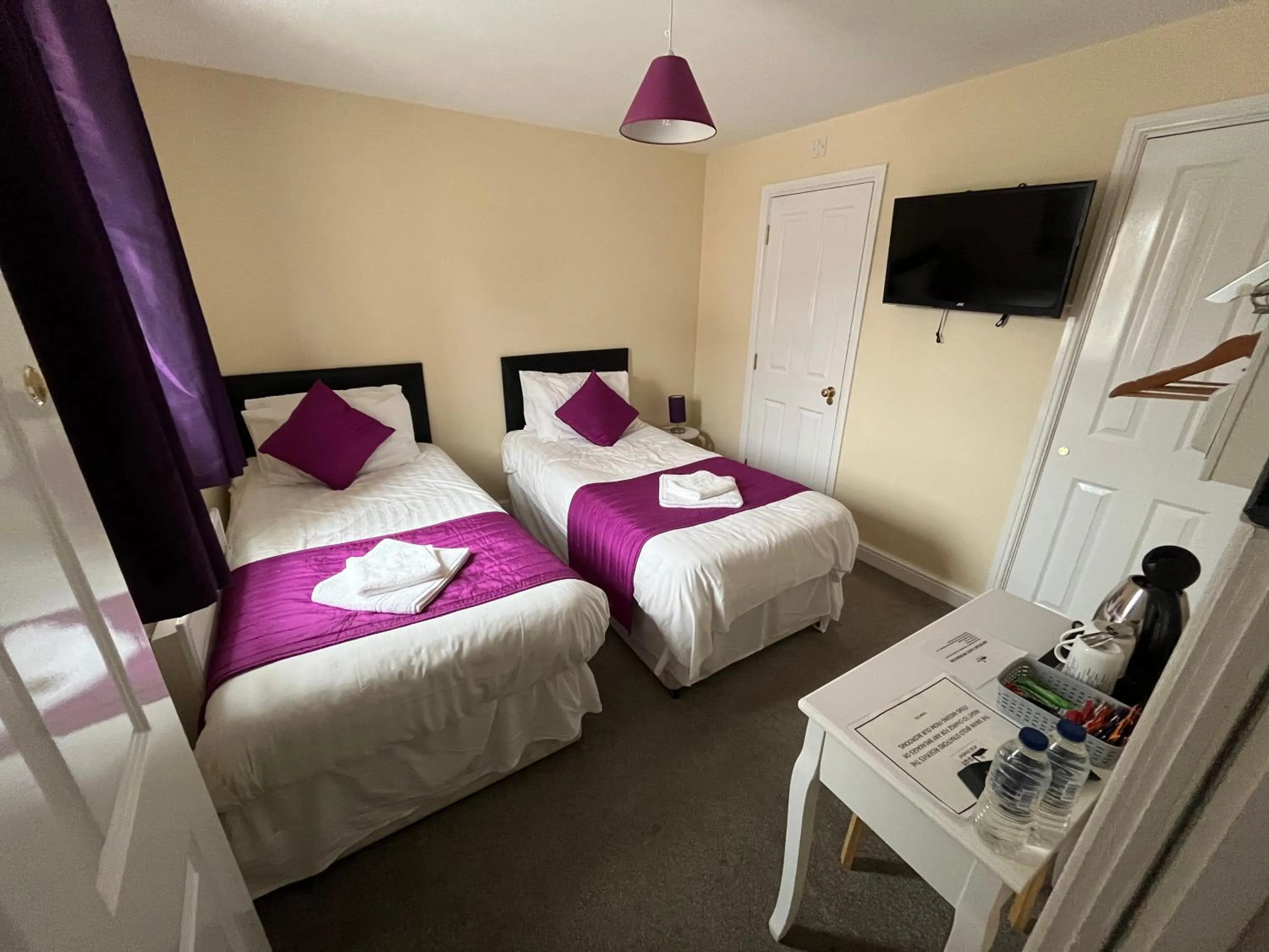 Photo of the whole room, Bed in The Swan @Old Stratford