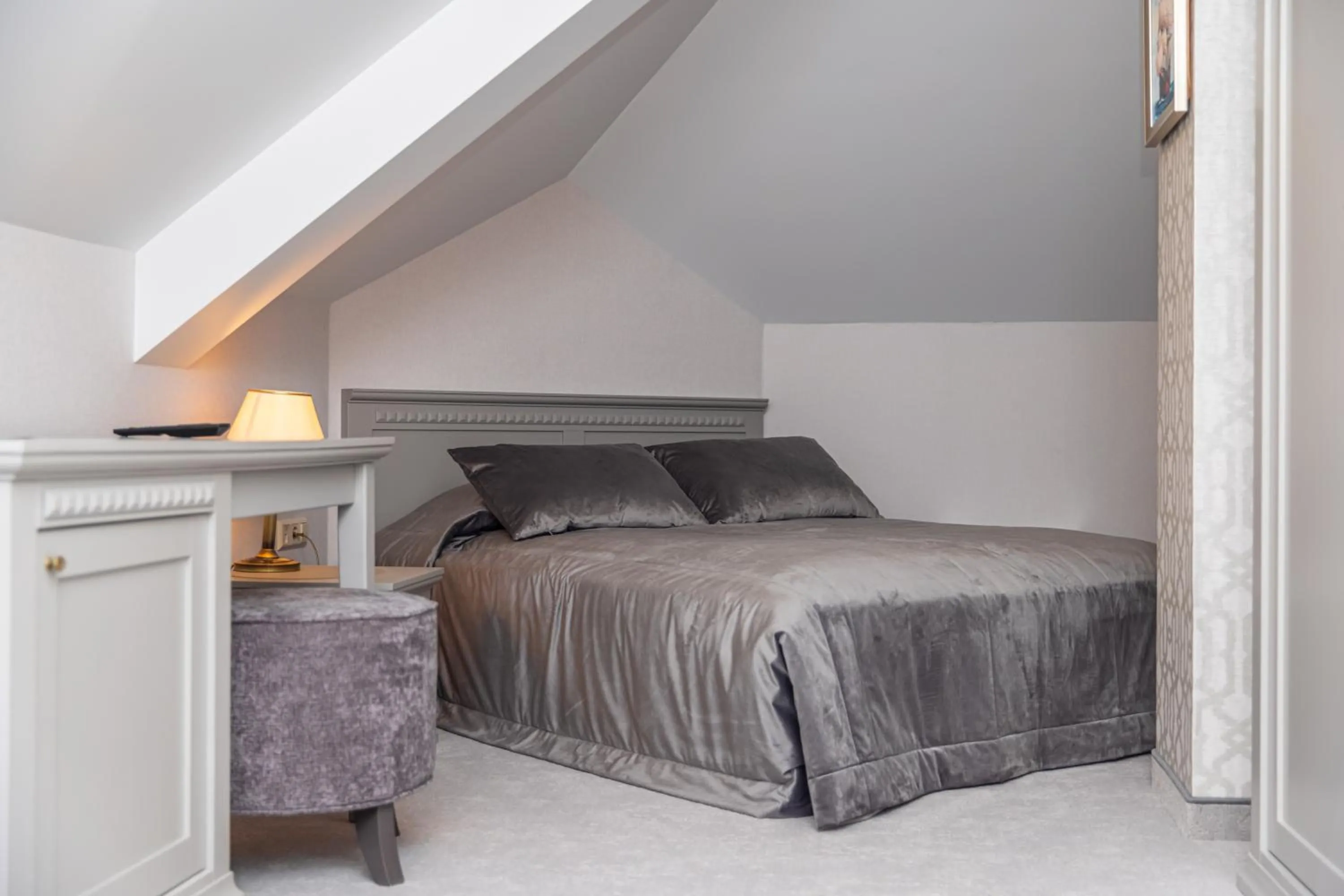 Bed in Senoji Hansa Hotel