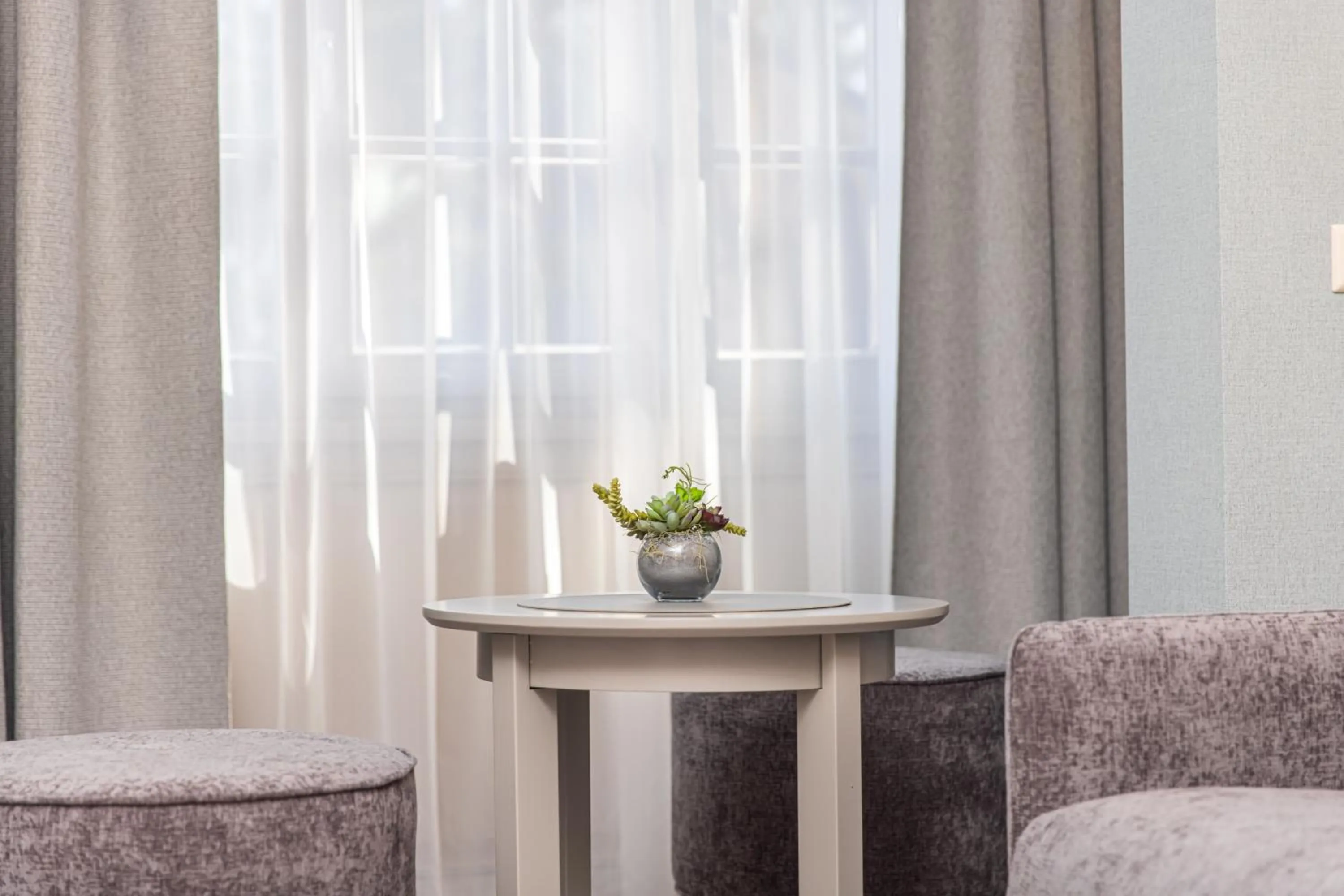 Seating area in Senoji Hansa Hotel