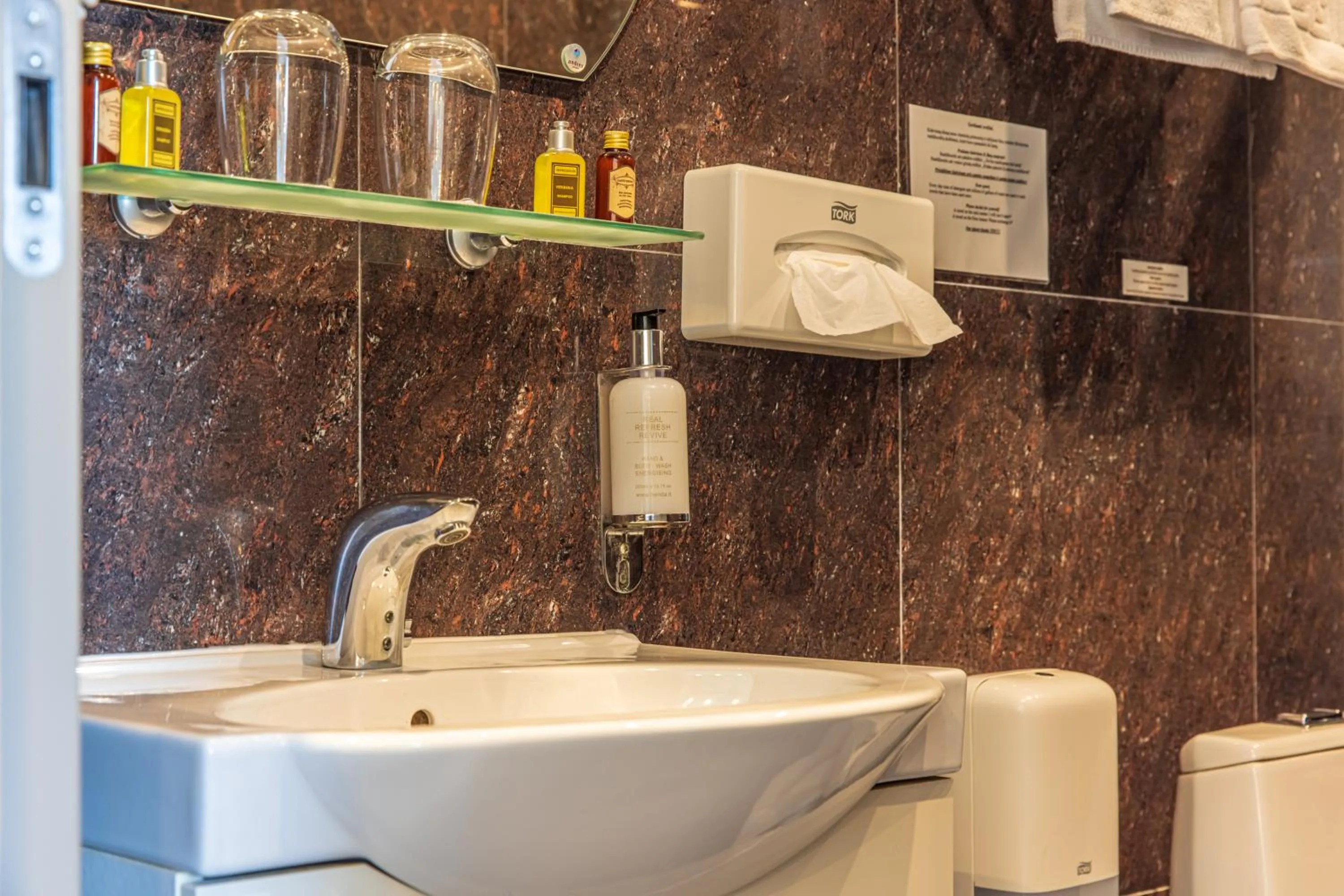 Bathroom in Senoji Hansa Hotel