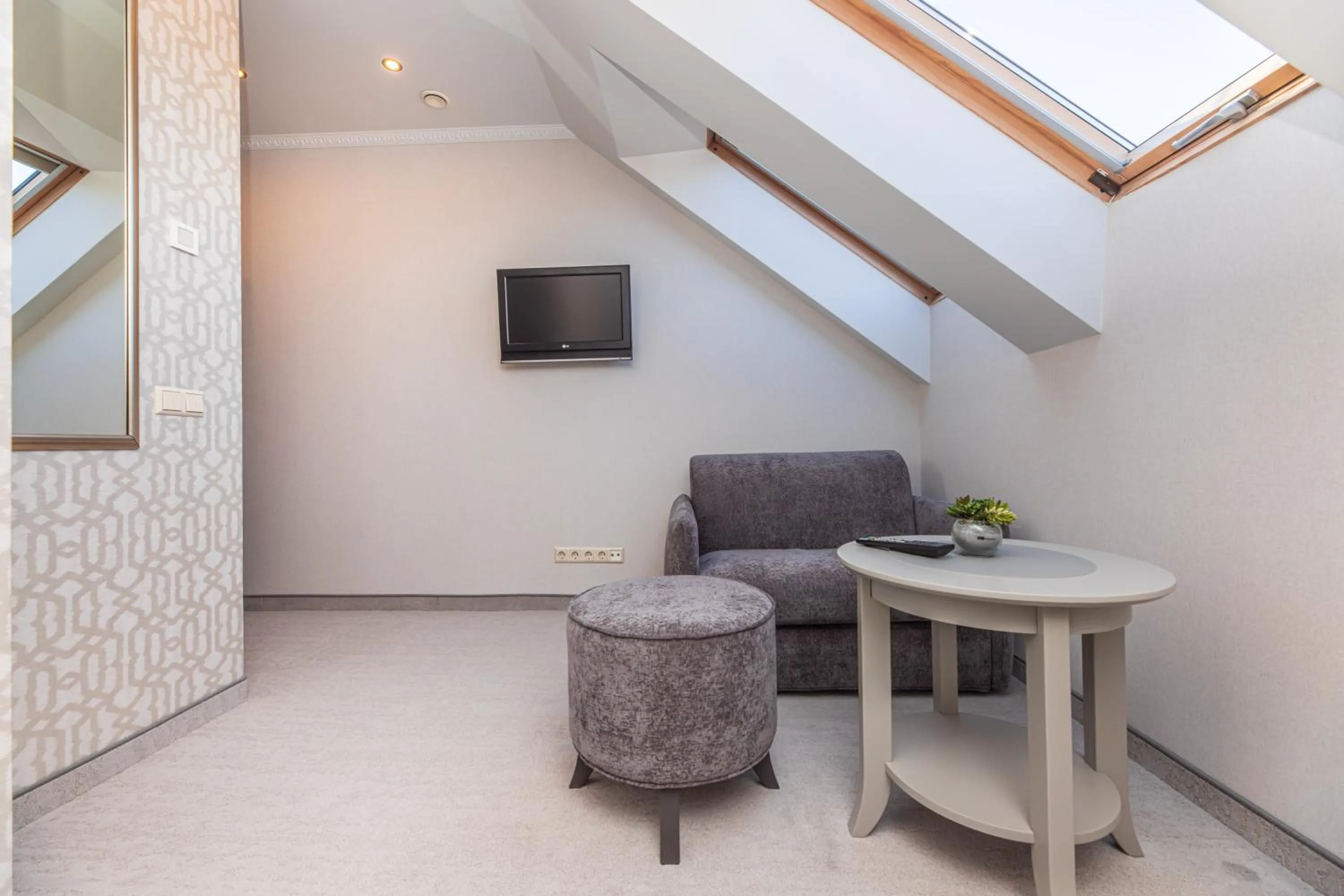 Seating area in Senoji Hansa Hotel