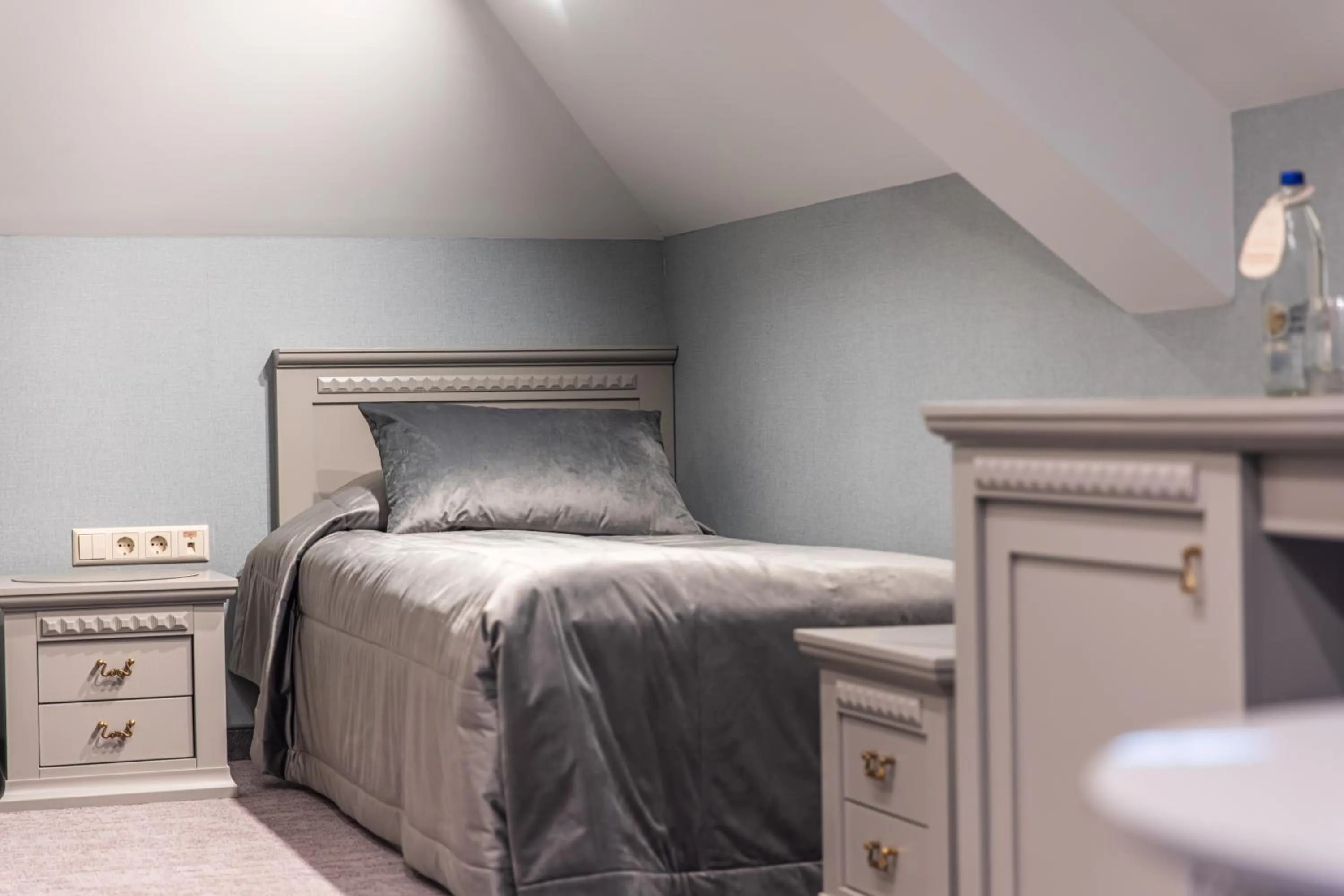 Bed in Senoji Hansa Hotel