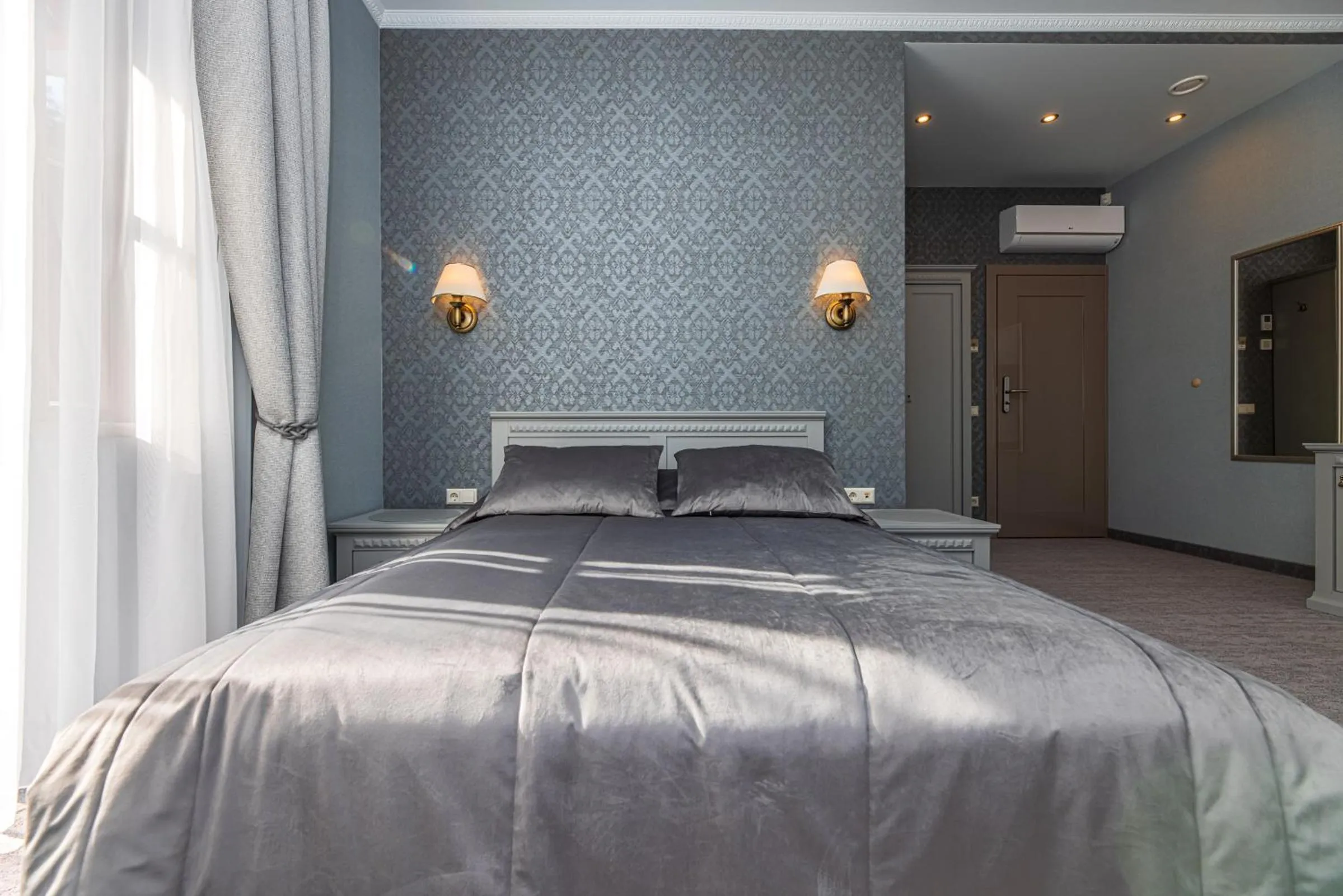 Bed in Senoji Hansa Hotel