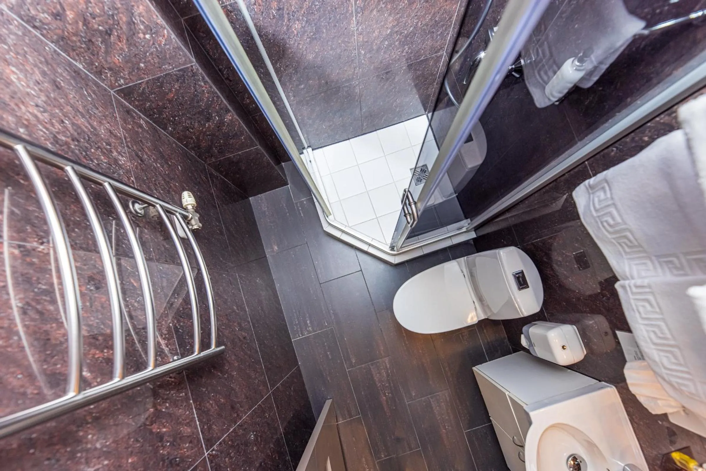 Bathroom in Senoji Hansa Hotel