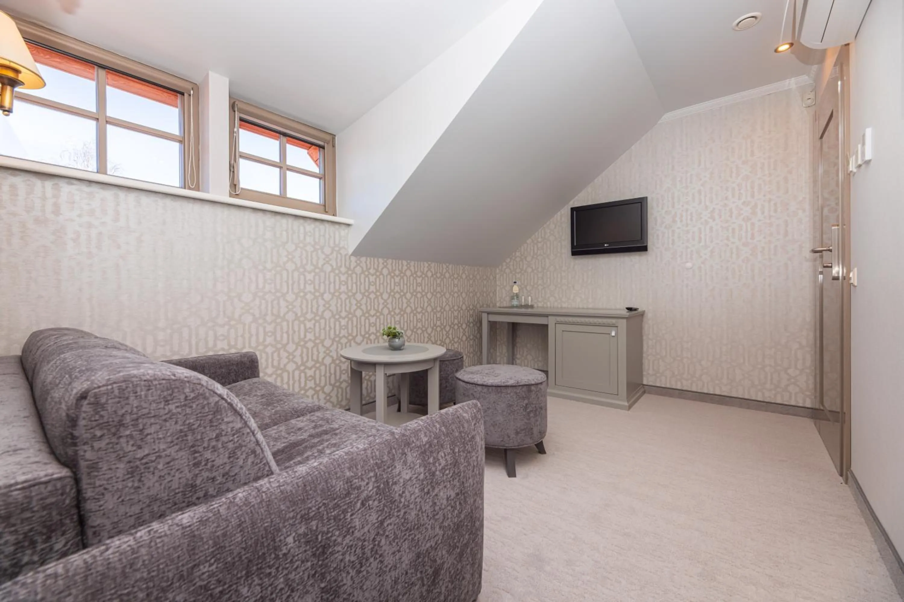 Seating area in Senoji Hansa Hotel