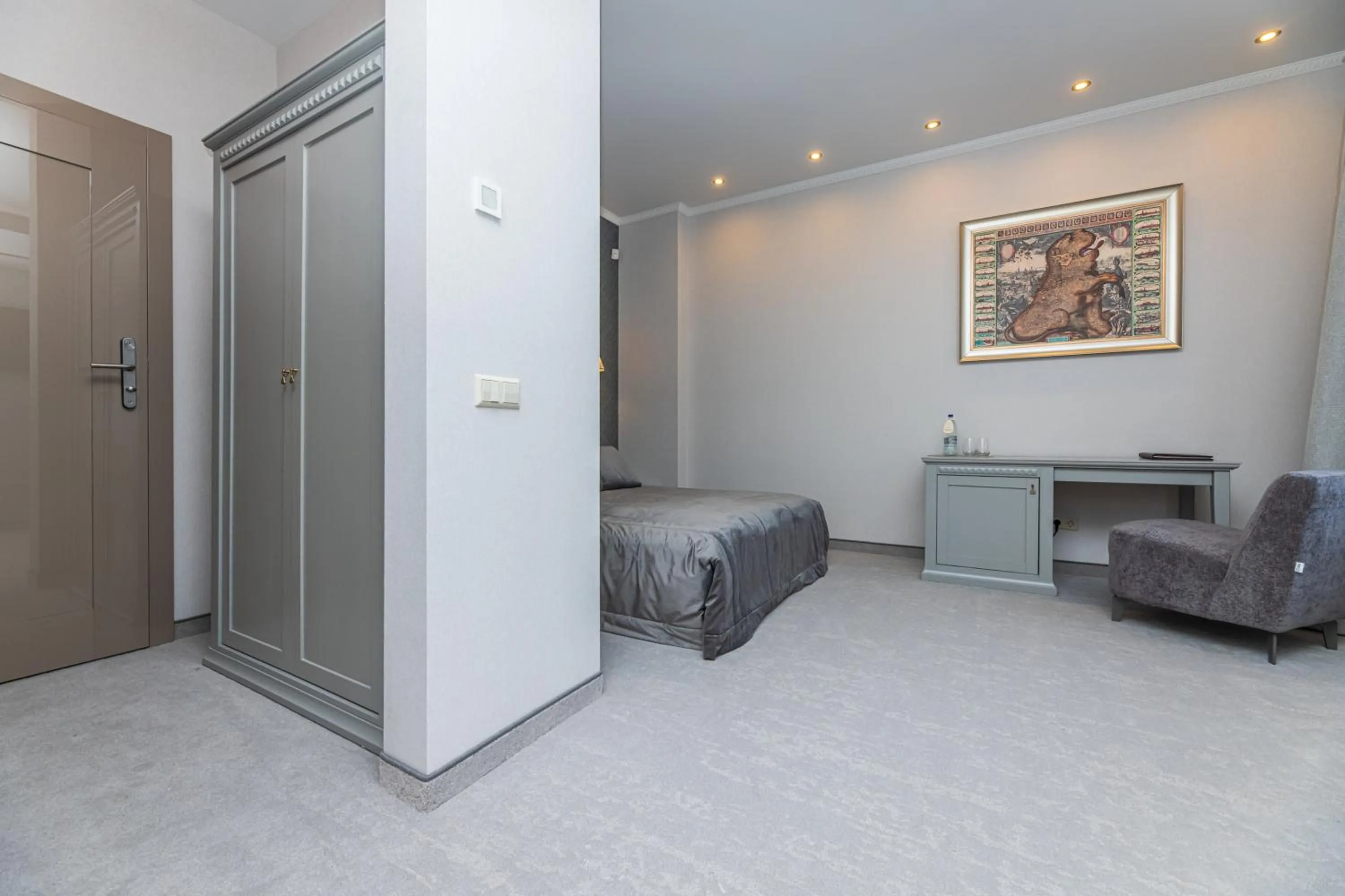 Photo of the whole room in Senoji Hansa Hotel