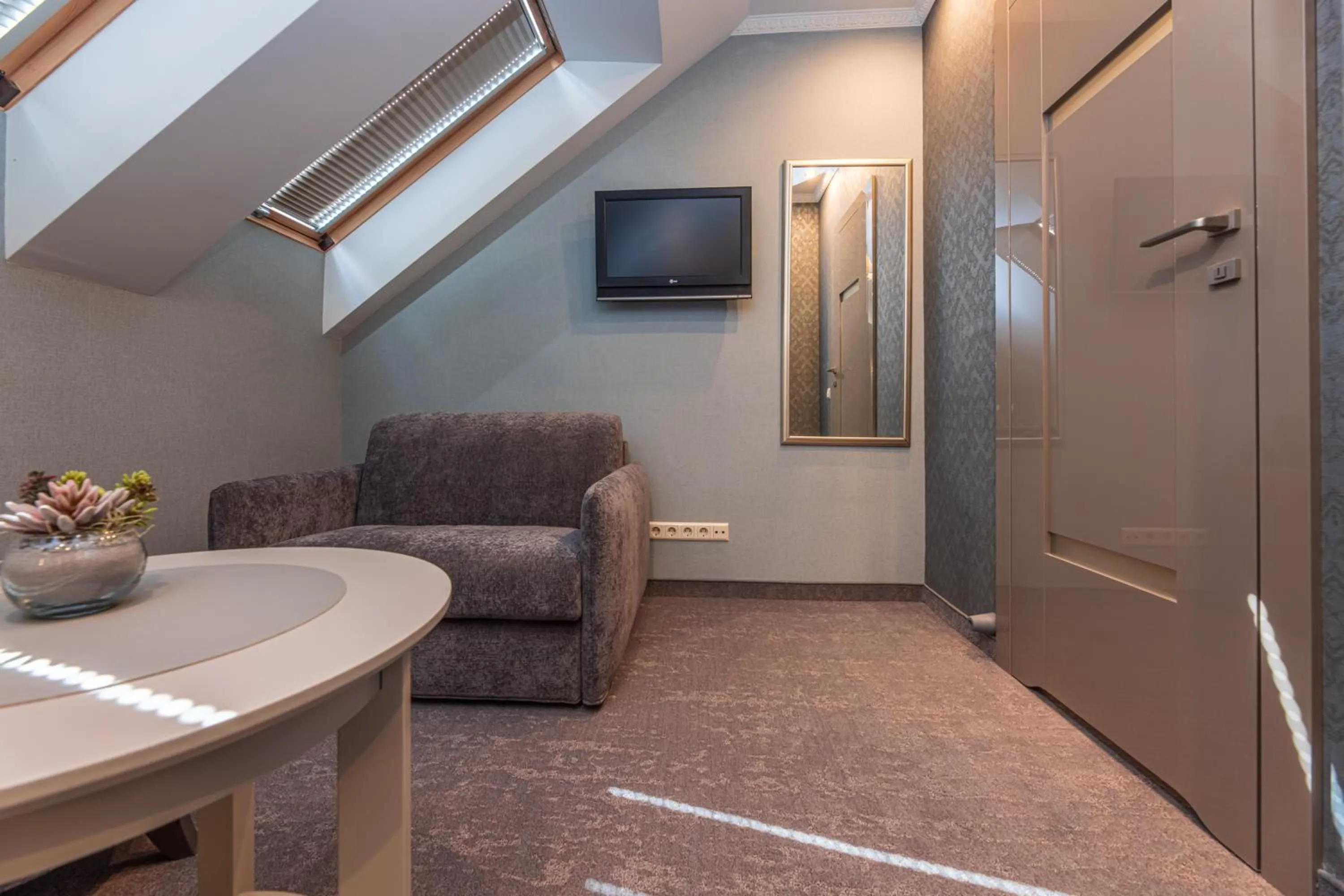 Seating area in Senoji Hansa Hotel