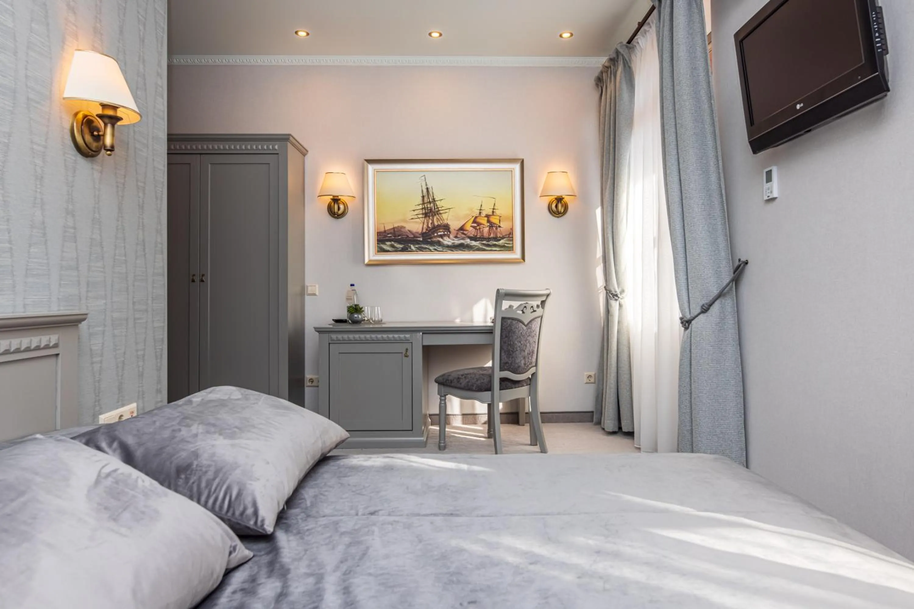 Photo of the whole room, Bed in Senoji Hansa Hotel