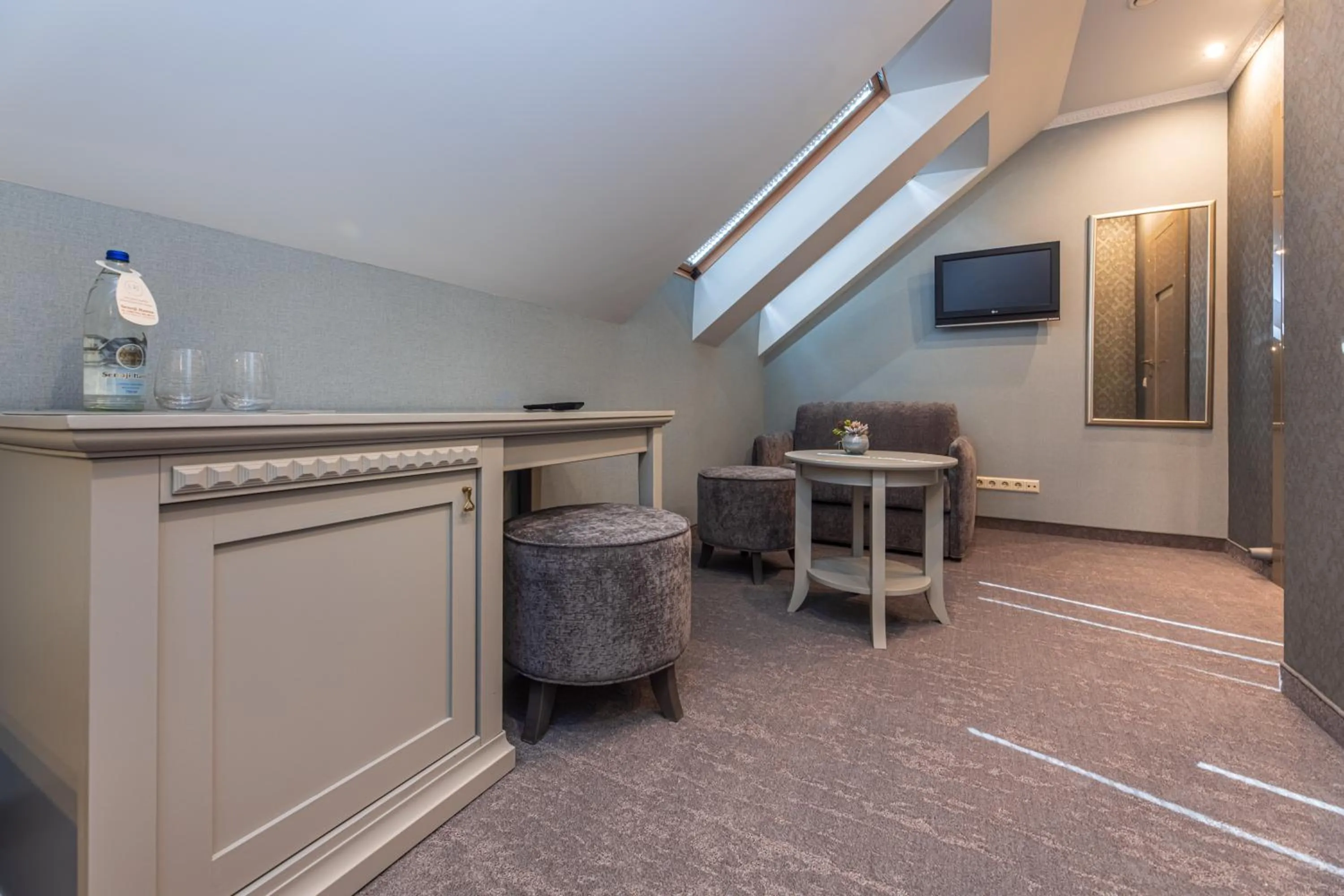 Communal lounge/ TV room in Senoji Hansa Hotel