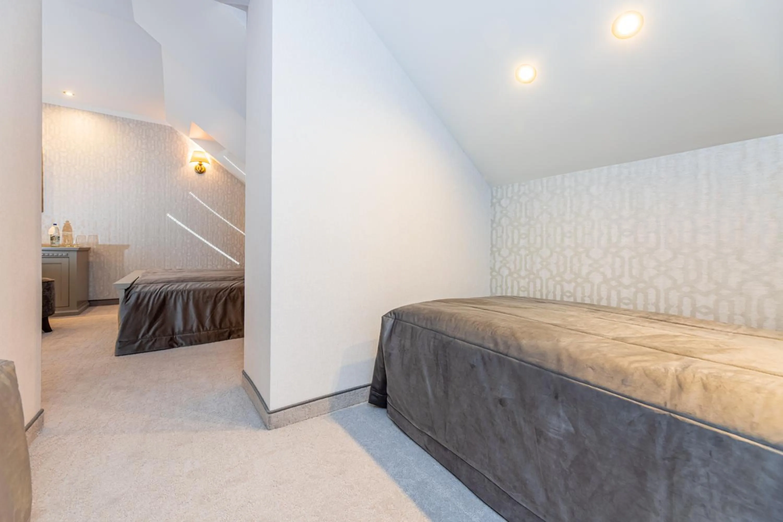 Bed in Senoji Hansa Hotel